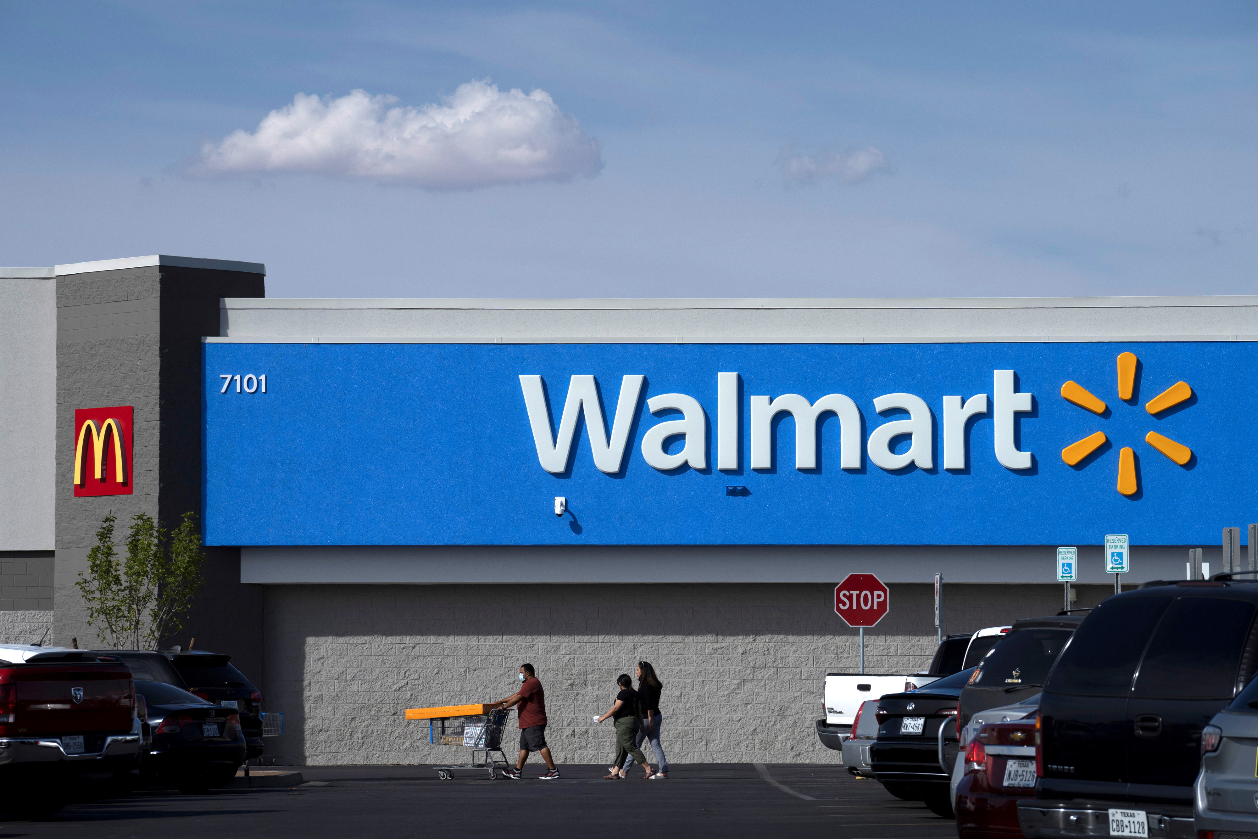 Shoppers wearing masks enter a Walmart in El Paso, Texas, U.S., August 2, 2020.  REUTERS/Paul Ratje