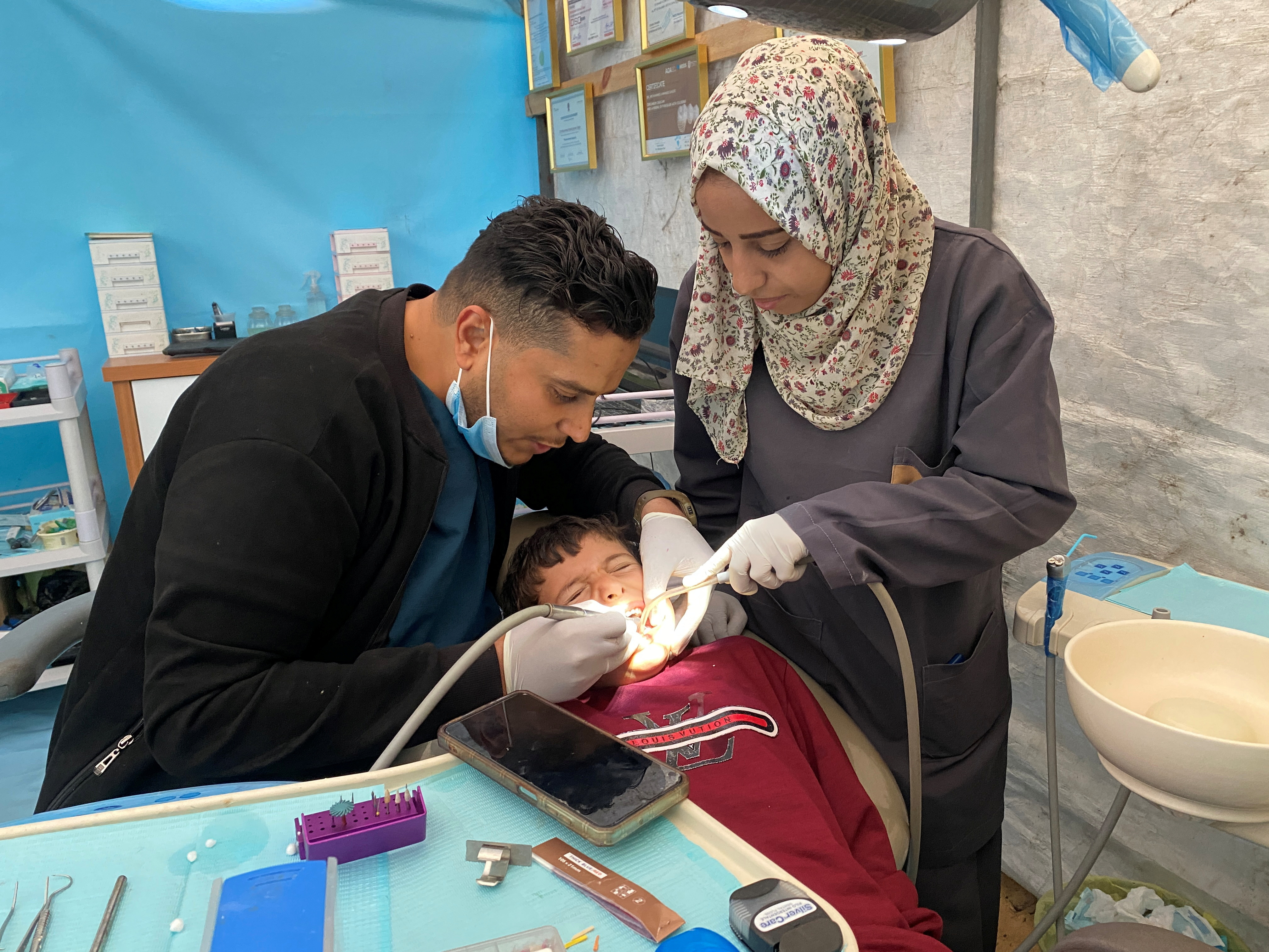 Gaza dentist sets up tent to replace destroyed clinic