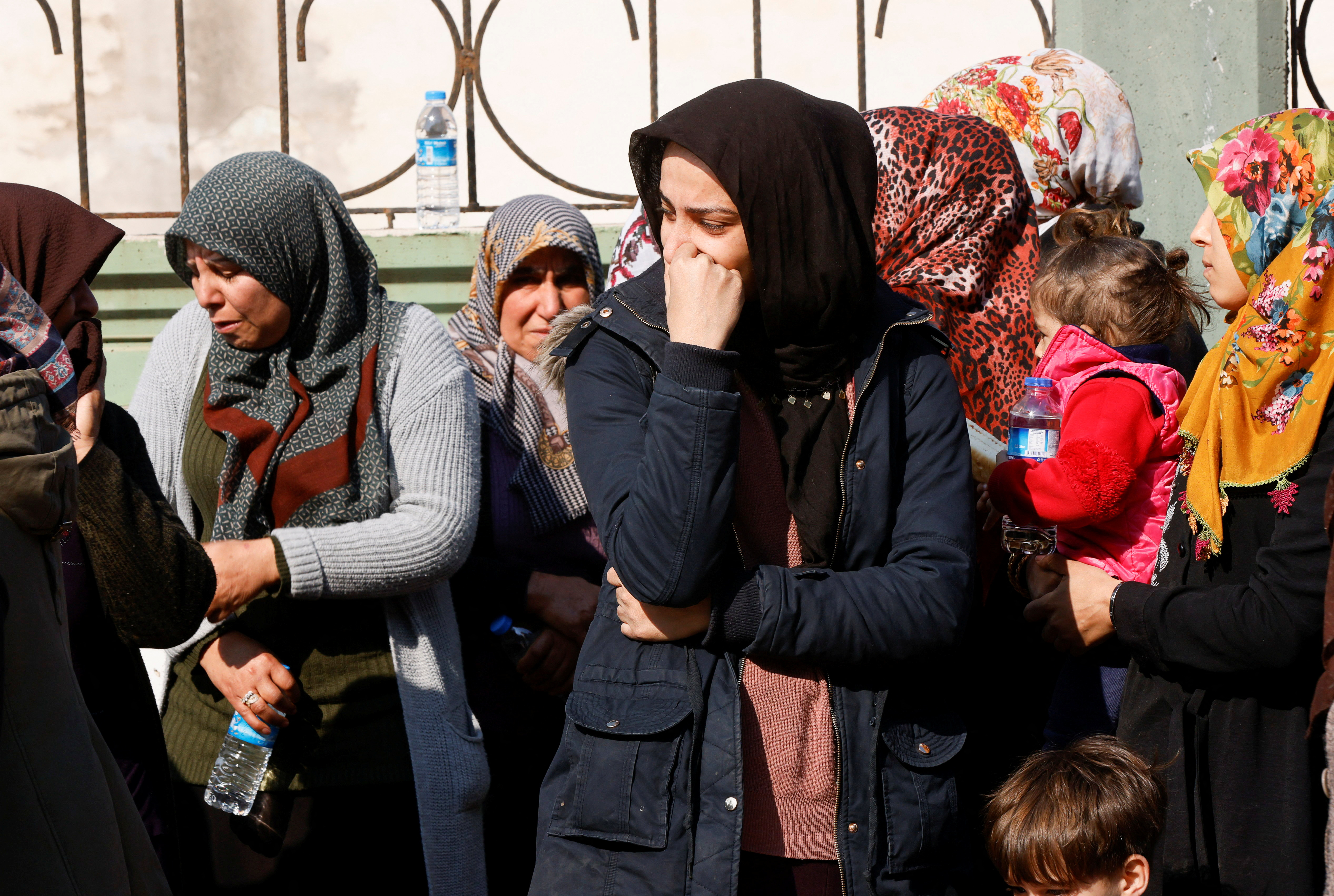 Las mujeres lloran la pérdida de familiares, tras el mortal terremoto, en Reyhanli