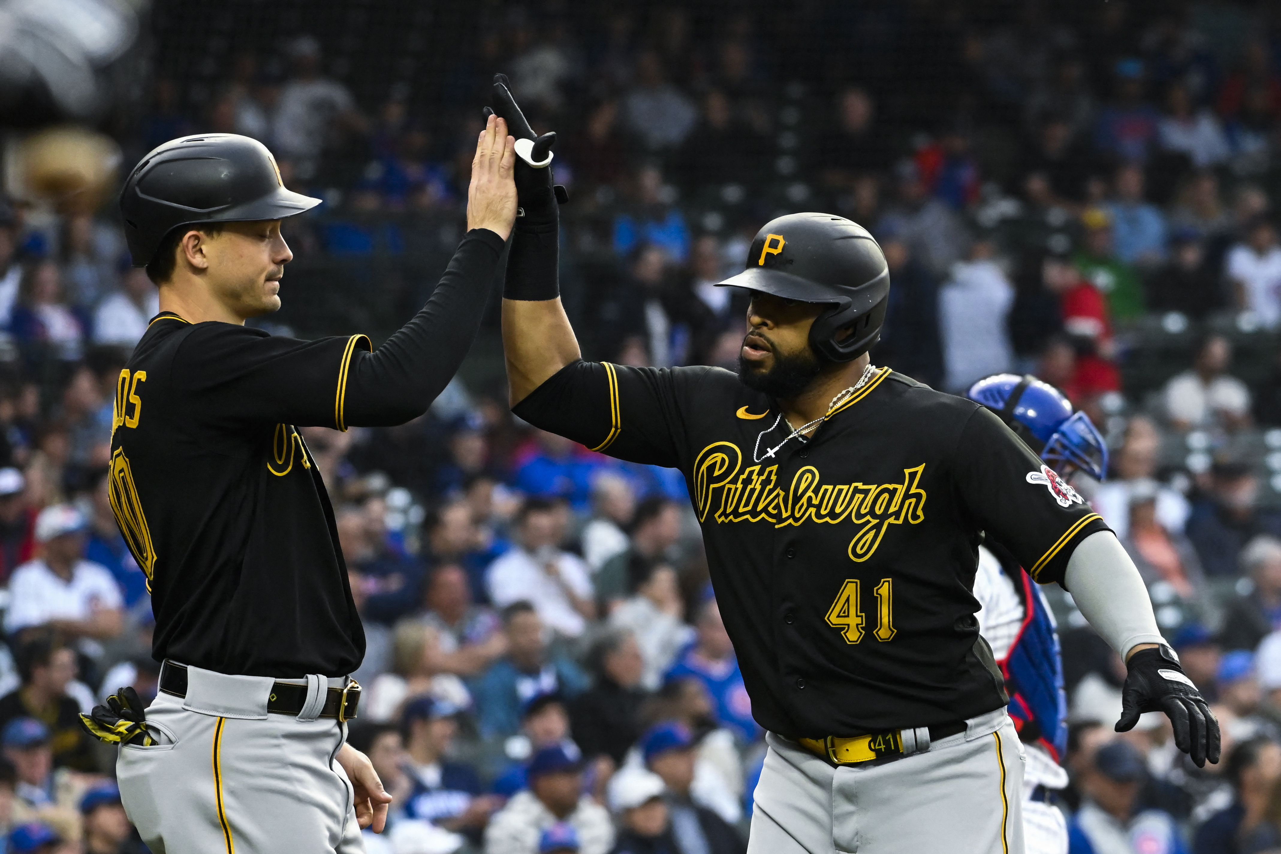 Cubs use 6-run inning to dispatch Pirates