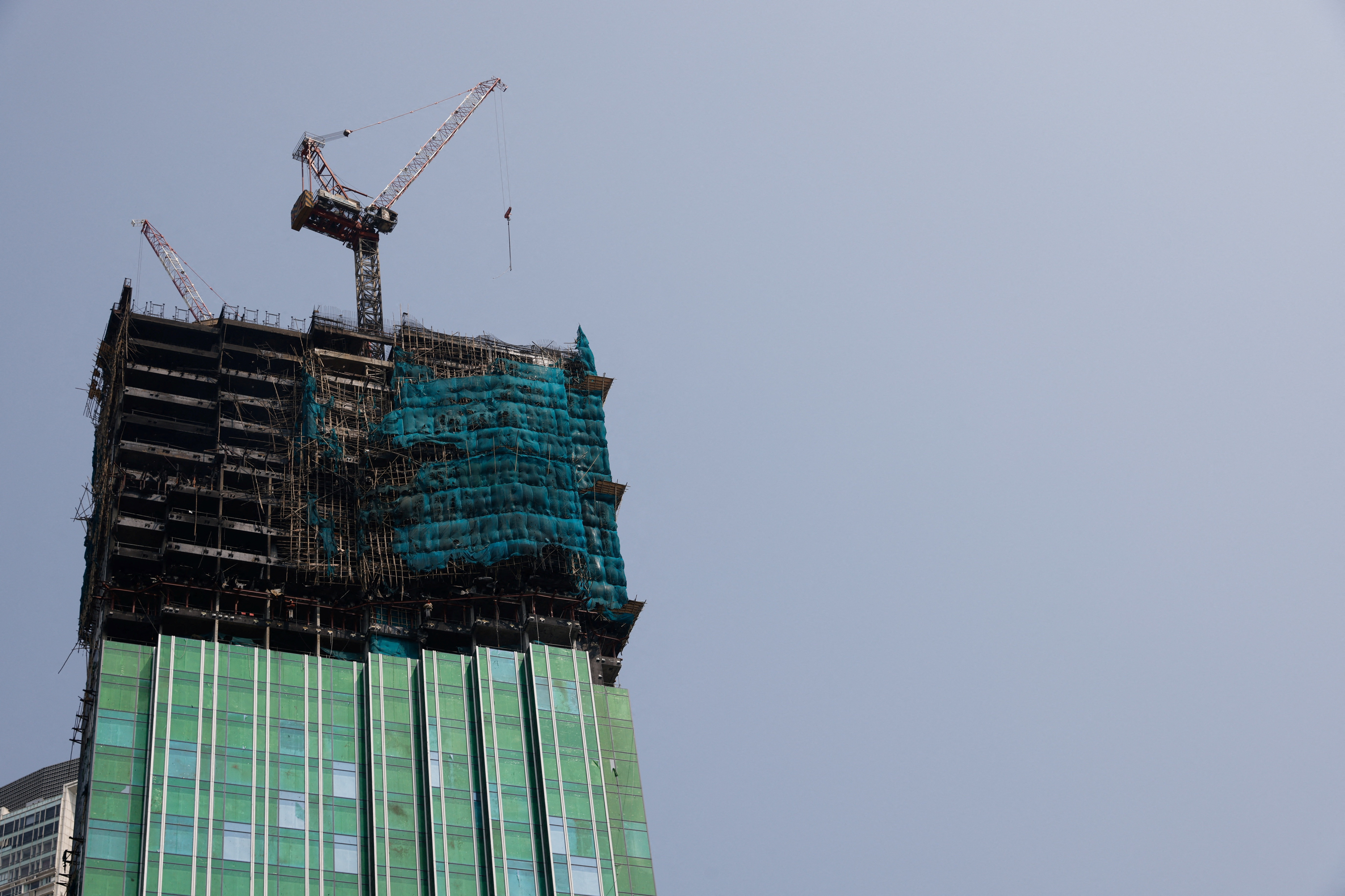Un grattacielo in costruzione dopo che è stato spento un incendio a Tsim Sha Tsui, Hong Kong