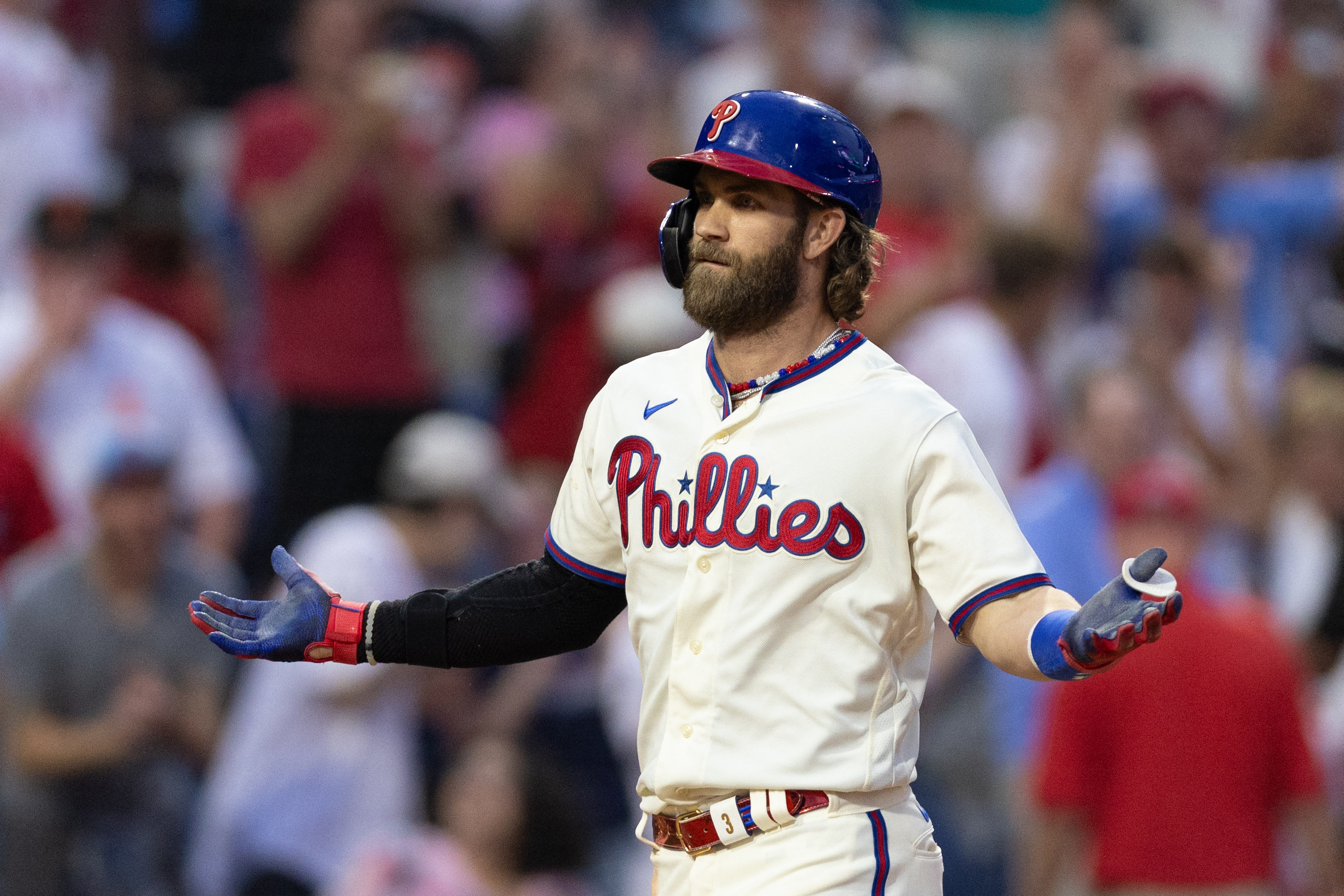 Giants outlast Phillies in extra-innings affair