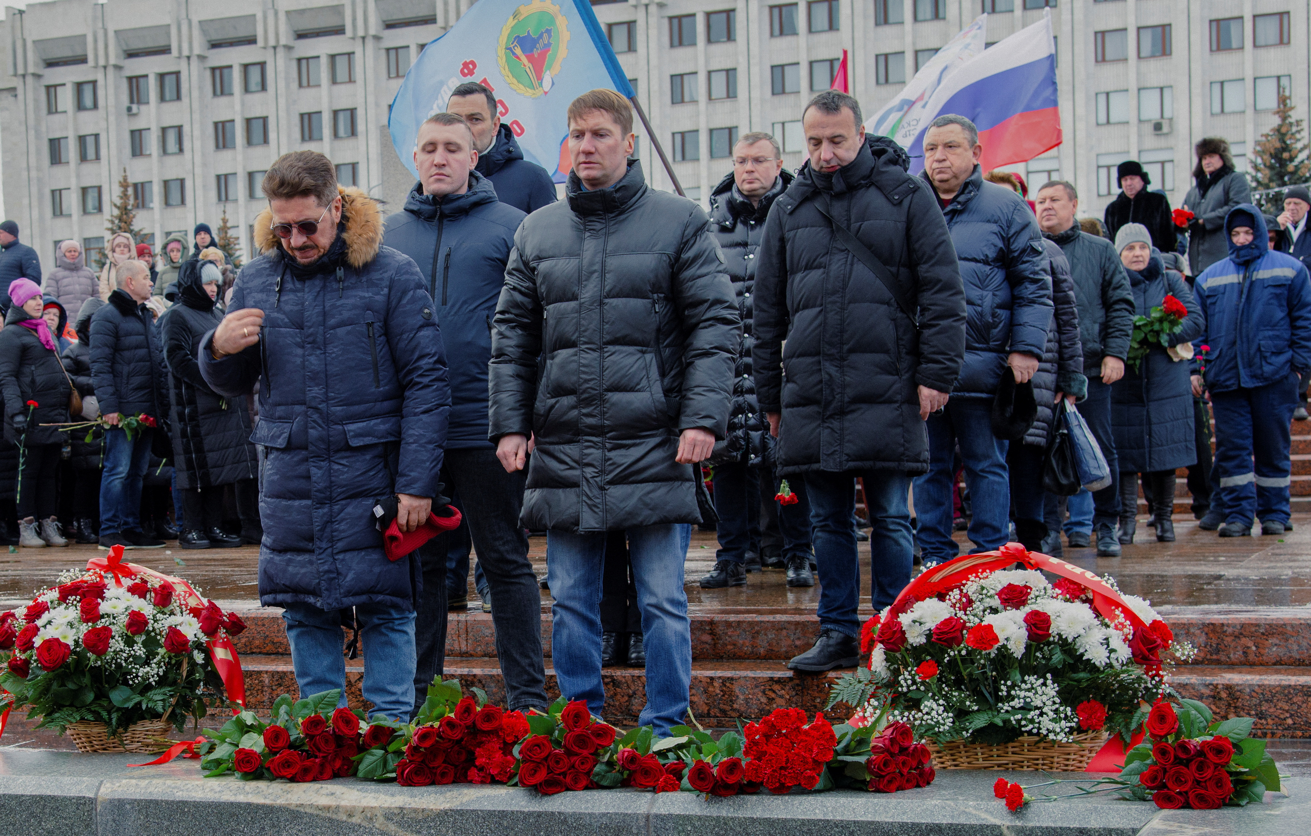 La gente participa en una ceremonia en Samara para honrar a los soldados rusos muertos en el conflicto entre Rusia y Ucrania.