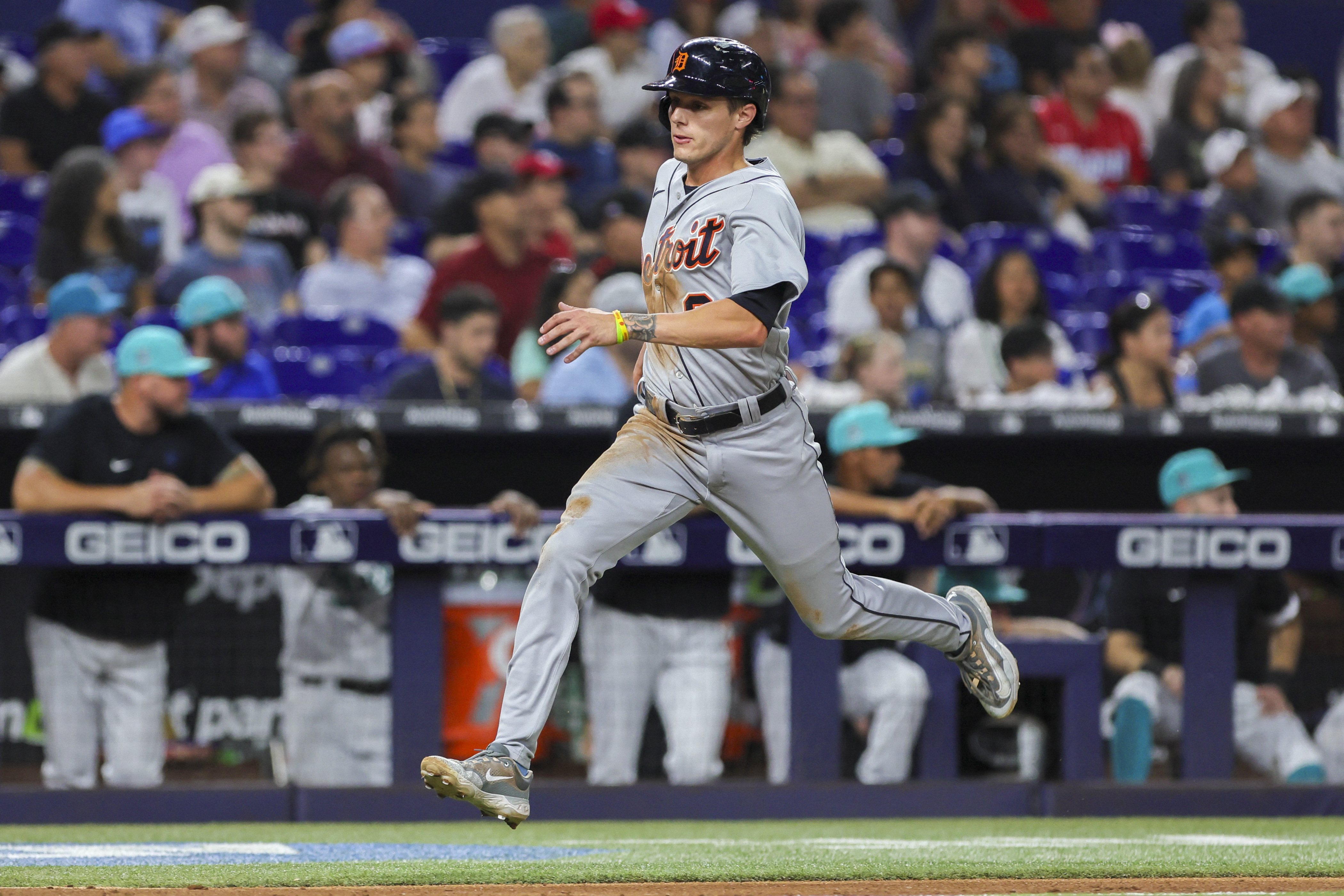 Marlins break late tie, hold off Tigers