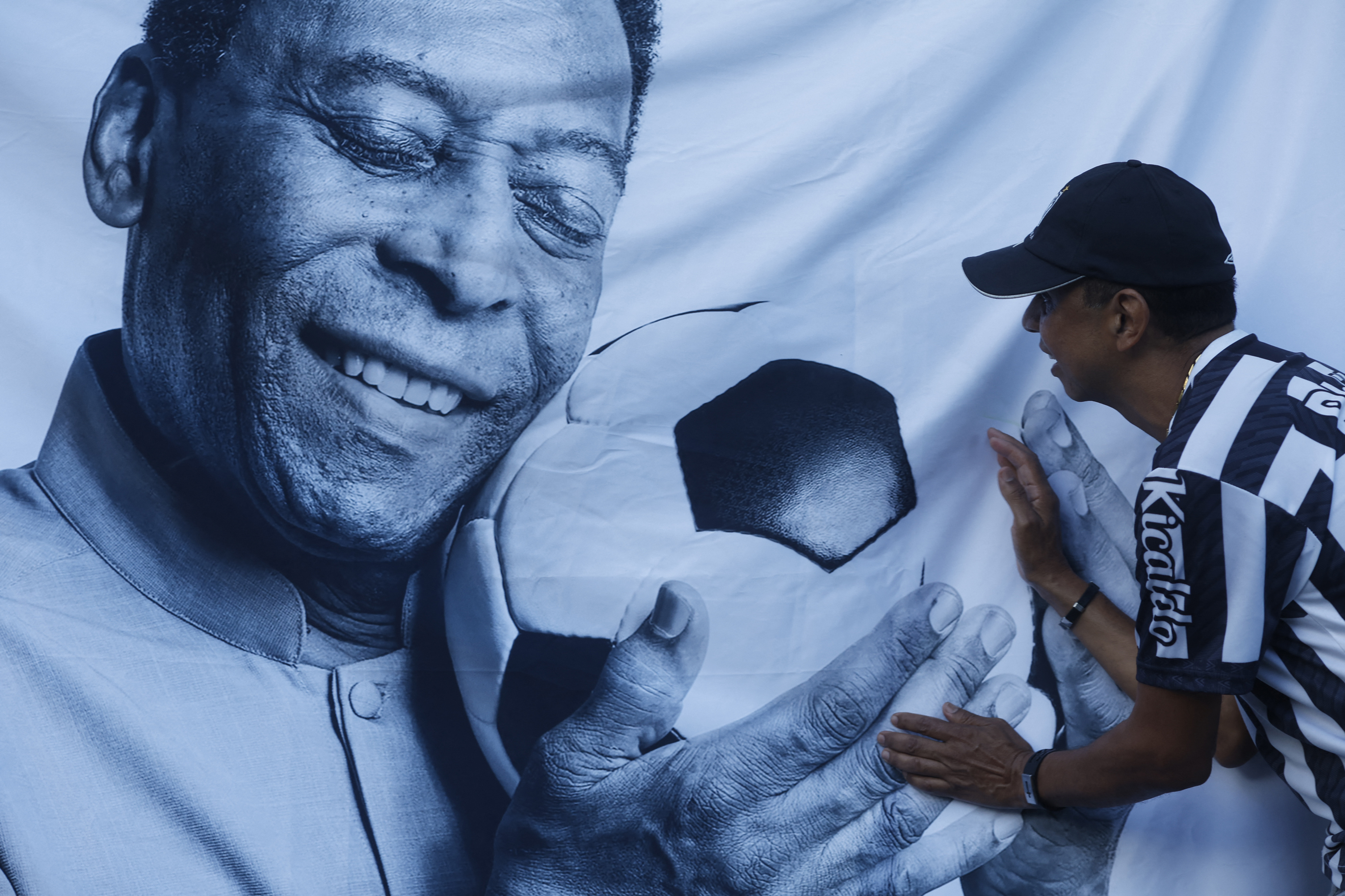 It's going to be crazy': Crowds flock to Santos for Pelé's wake