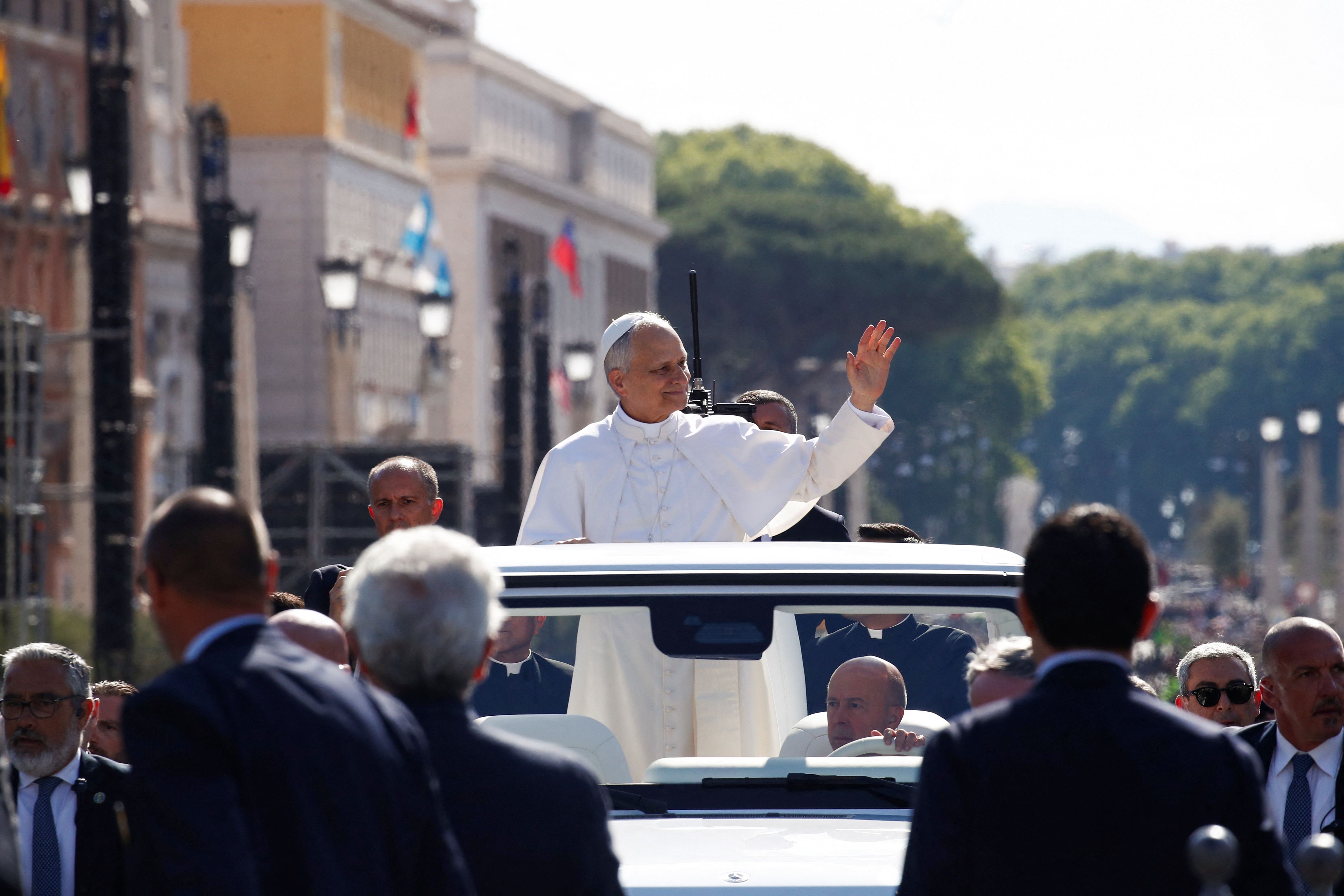 新ローマ教皇、就任ミサで結束呼びかけ ゼレンスキー氏らも参列 | ロイター