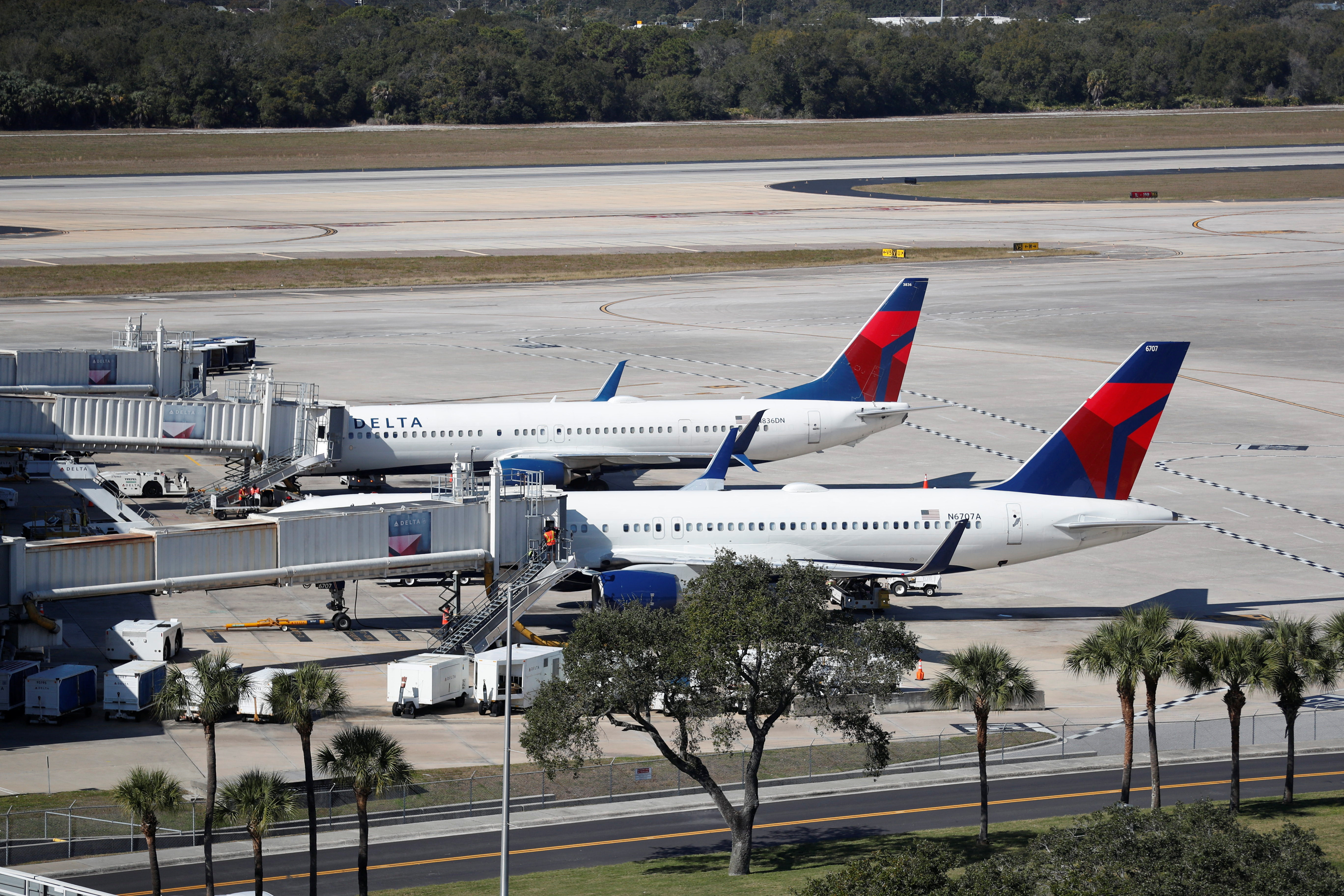 Des avions Delta sont vus à l'aéroport international de Tampa