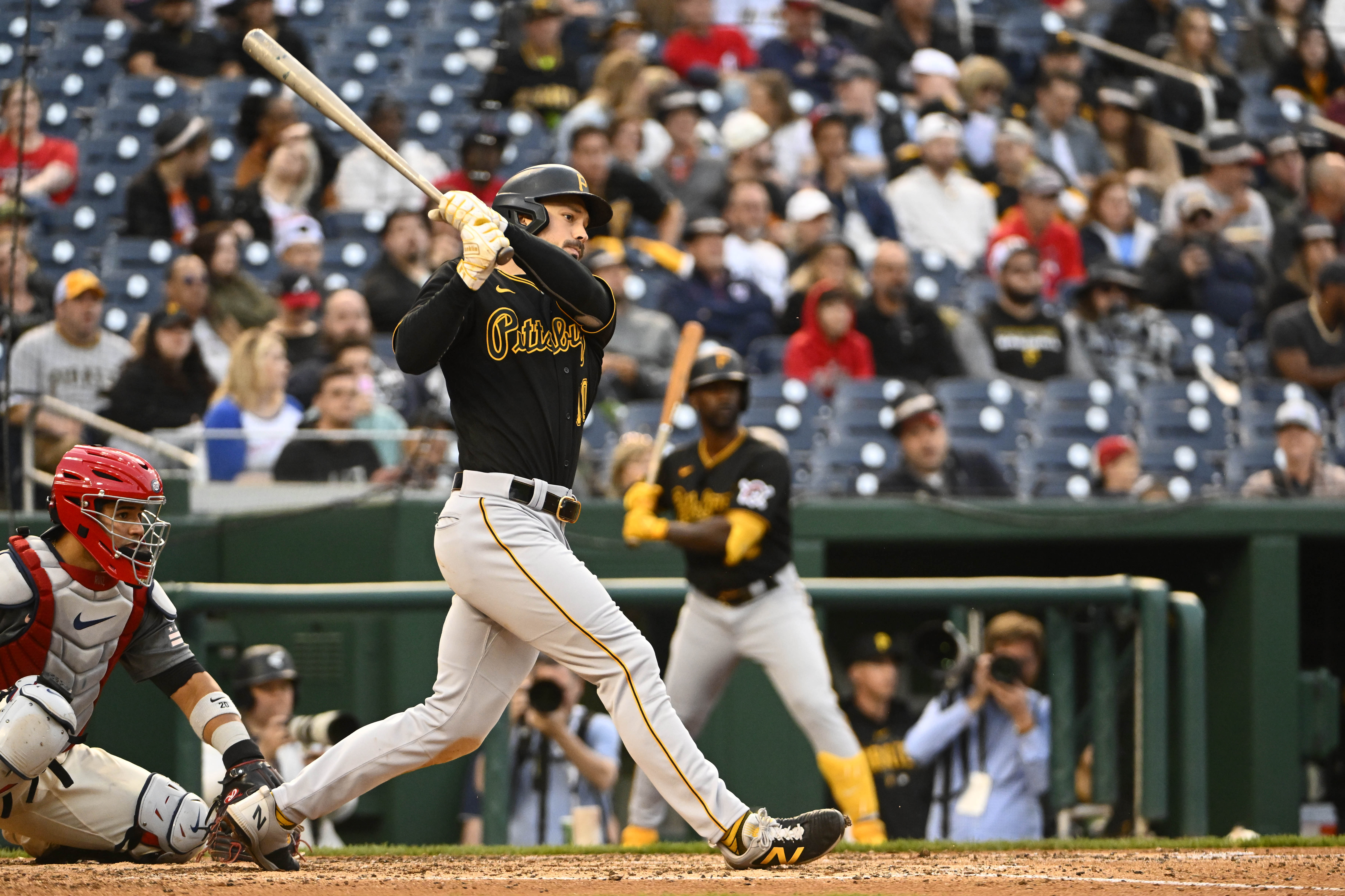 Miguel Andujar's blast lifts Pirates over Nationals in Game 1