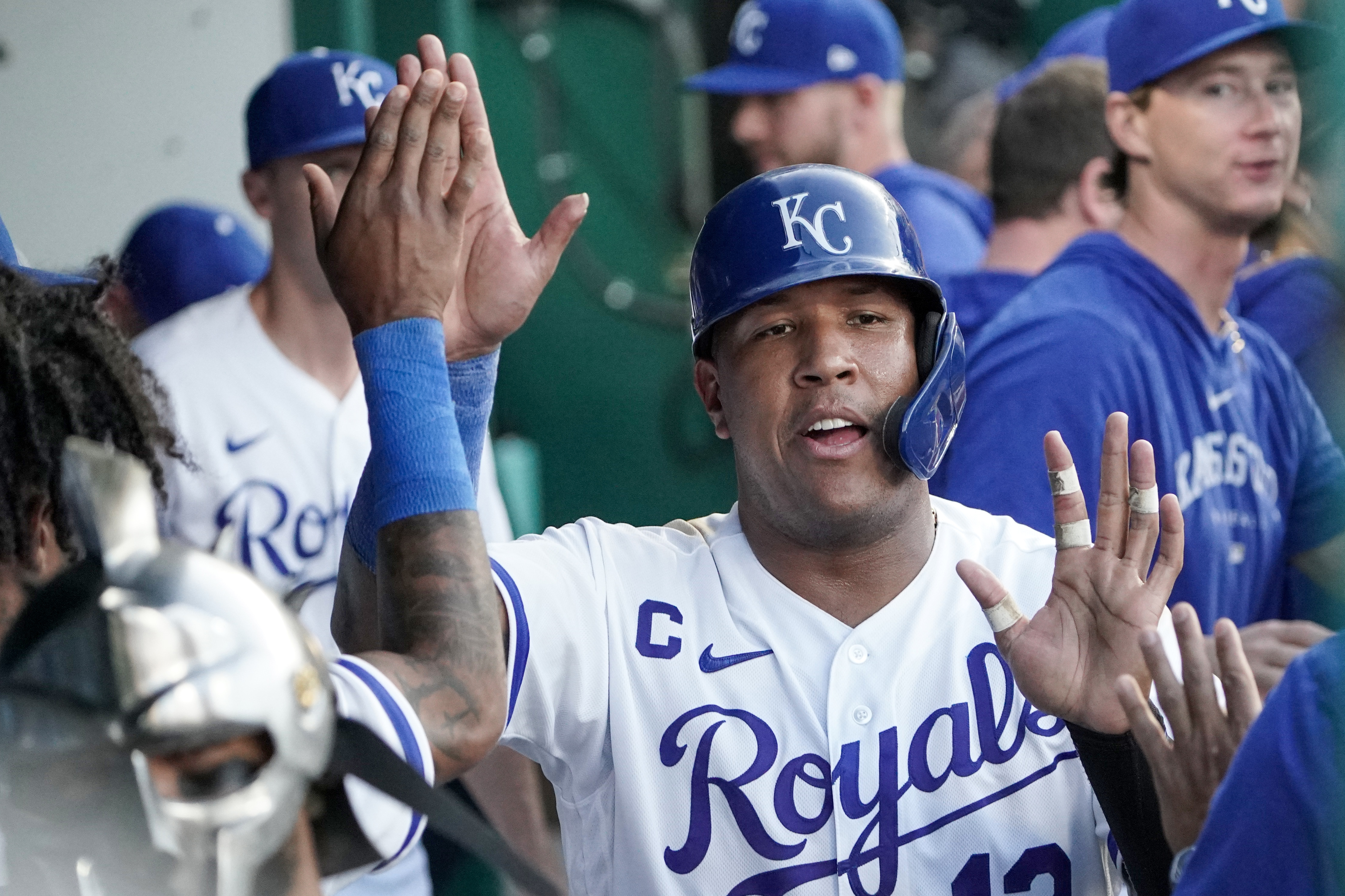 Royals use 8-run inning to cruise by White Sox