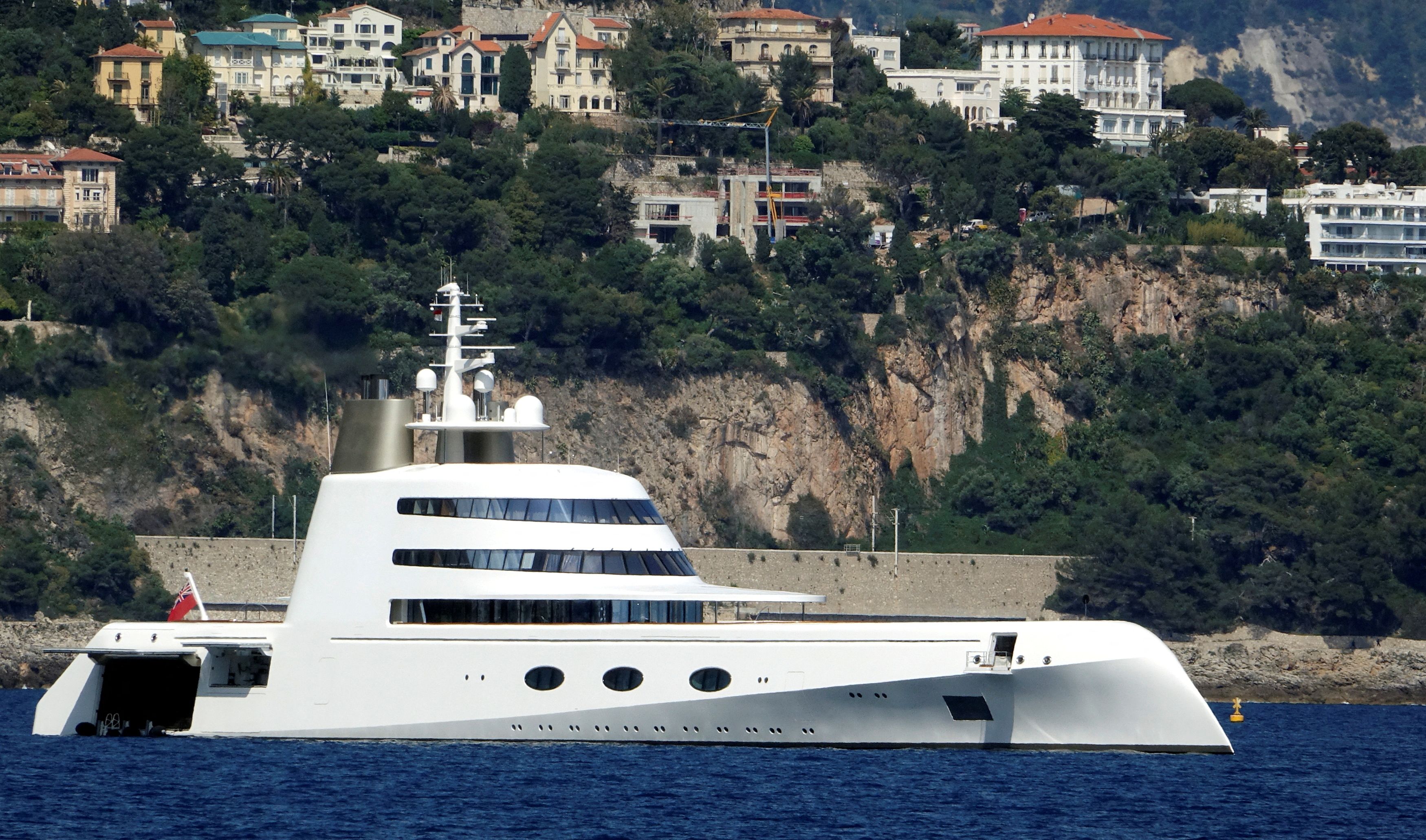 El superyate 'Motor Yacht A' se ve frente al puerto de Mónaco