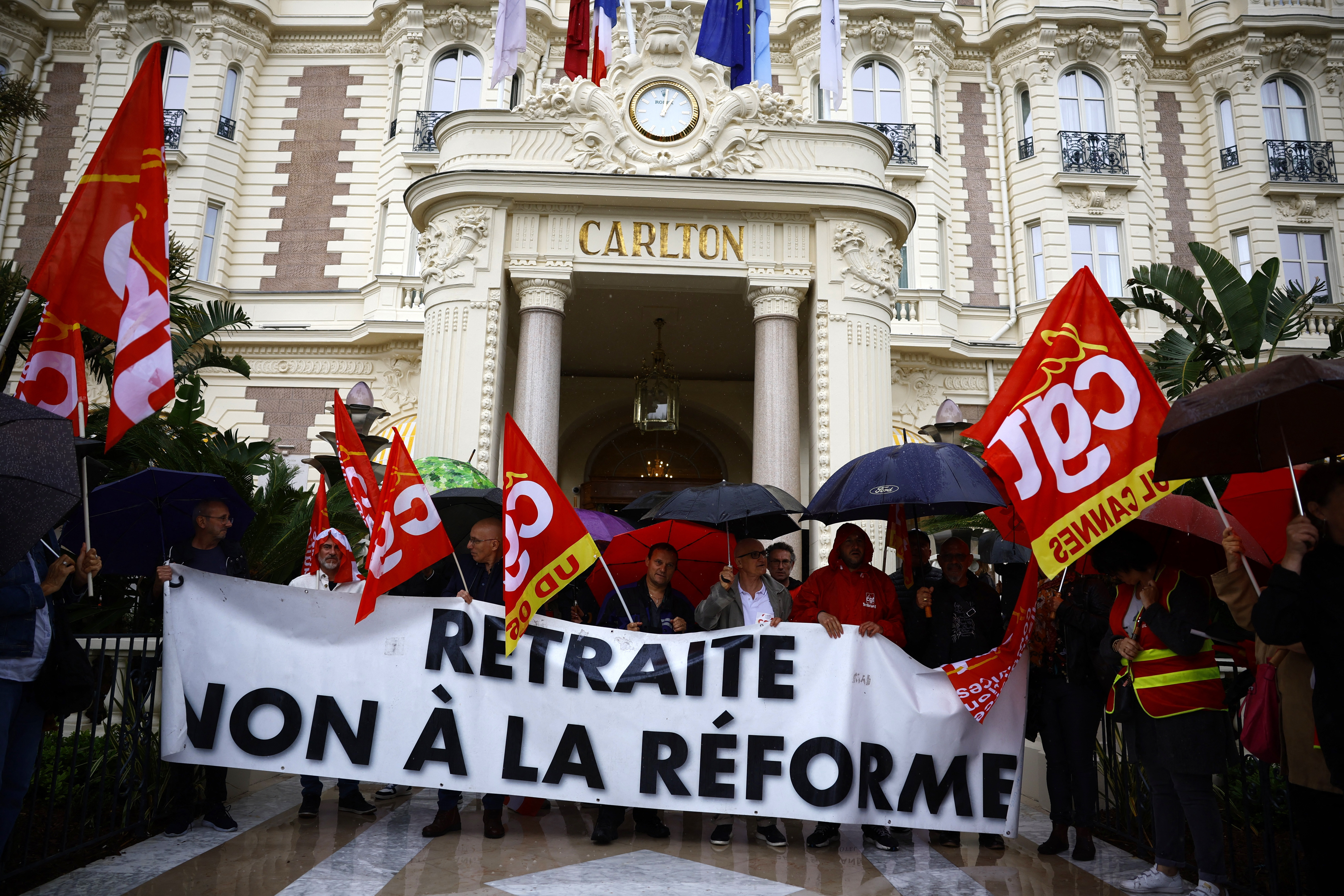 Lejos del glamour de Cannes, los trabajadores de la hostelería protestan por las duras condiciones