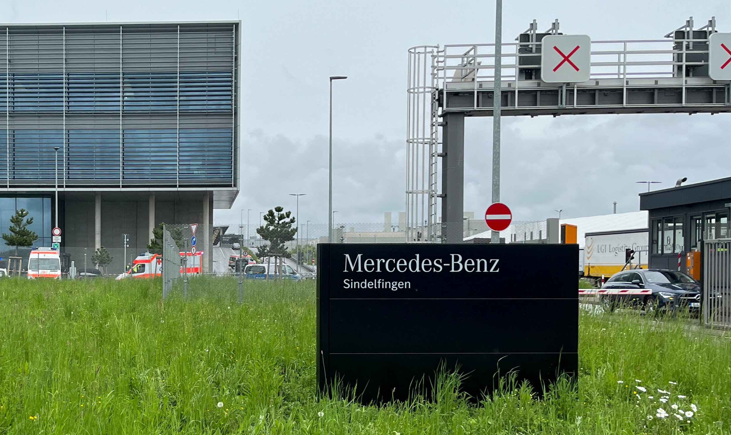 Un tiroteo en la fábrica alemana de Mercedes deja dos muertos;  la producción se detuvo