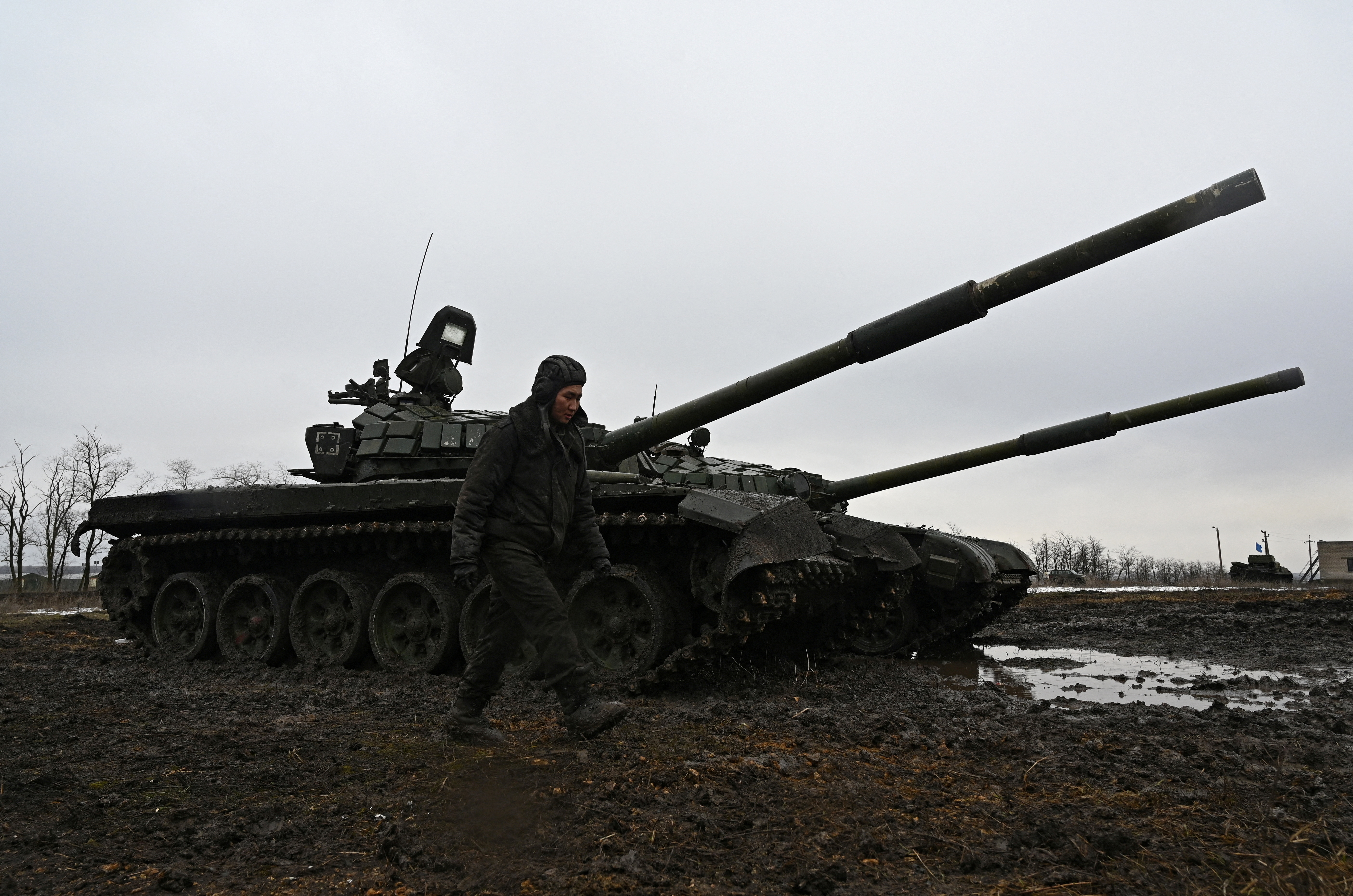 Вс рф на донбассе сегодня. Российские танки. Российские военные на танке. Военные танки России на границе с Украиной. Русские танки на Украине.