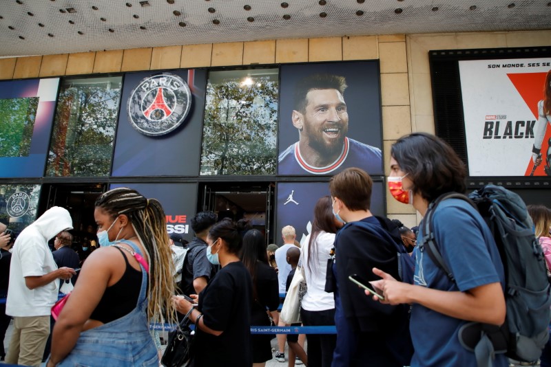 Fans queue in front of a Paris St Germain shop in Paris to buy Paris St Germain Lionel Messi football jerseys, France, August 11, 2021. REUTERS/Sarah Meyssonnier