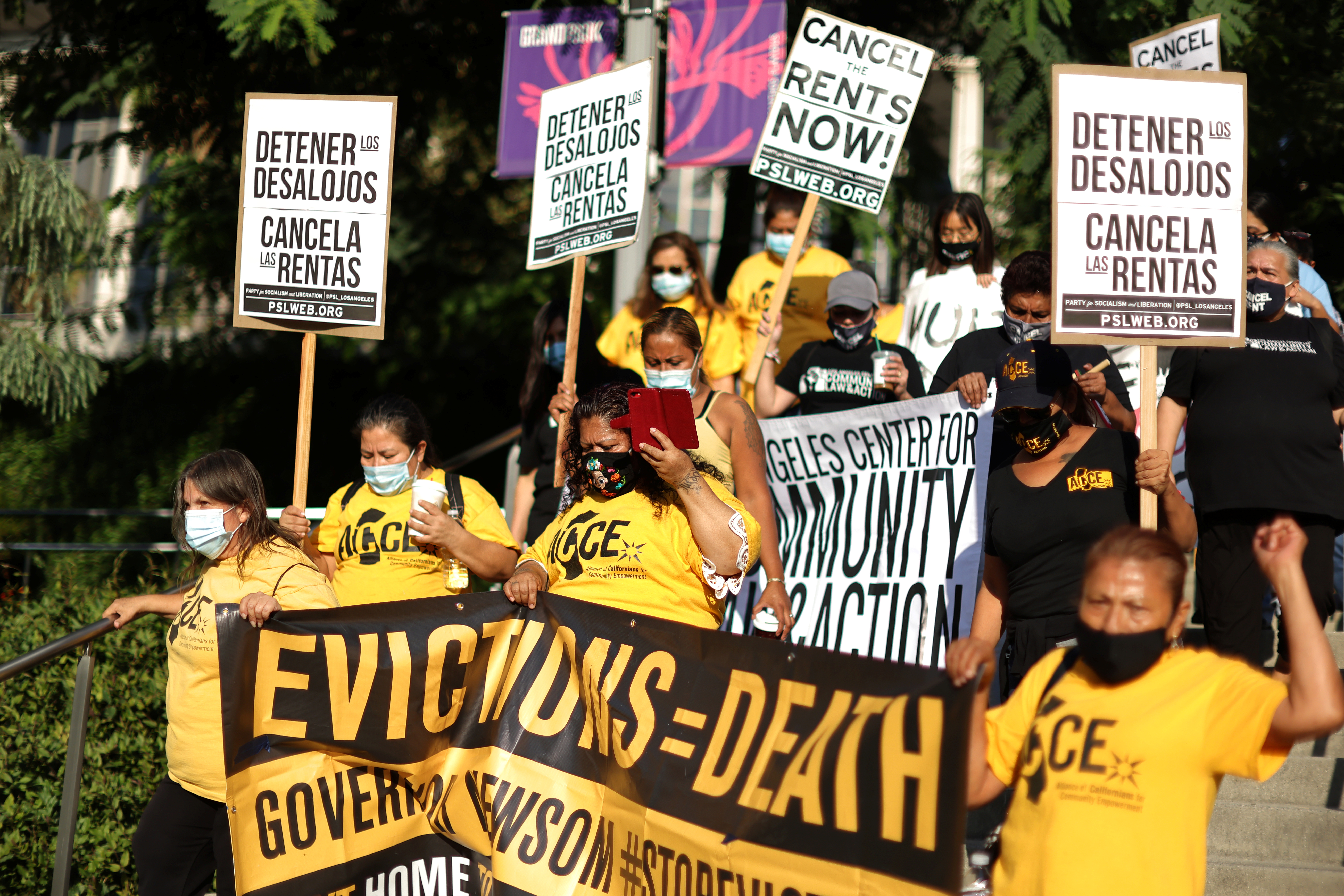 File photo: Tenants and housing rights activists protest for a halting of rent payments and mortgage debt, during the coronavirus disease (COVID-19) outbreak, in Los Angeles, California, U.S., October 1, 2020. REUTERS/Lucy Nicholson