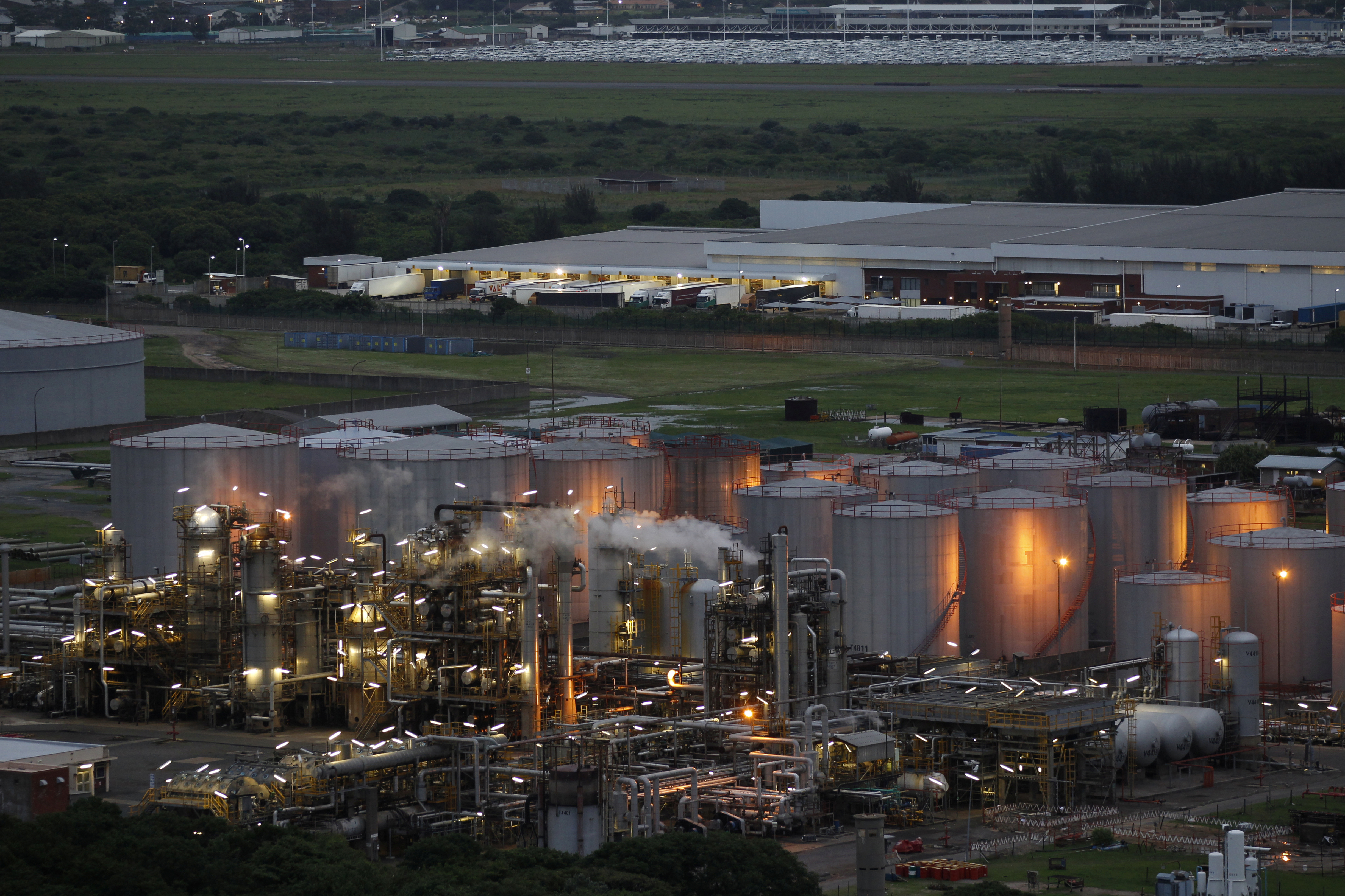 Промышленность северной столицы. Химическая промышленность ЮАР. Нефтеперерабатывающий завод в ЮАР. Нефтеперерабатывающий завод в Нигерии. ЮАР Дурбан промышленность.