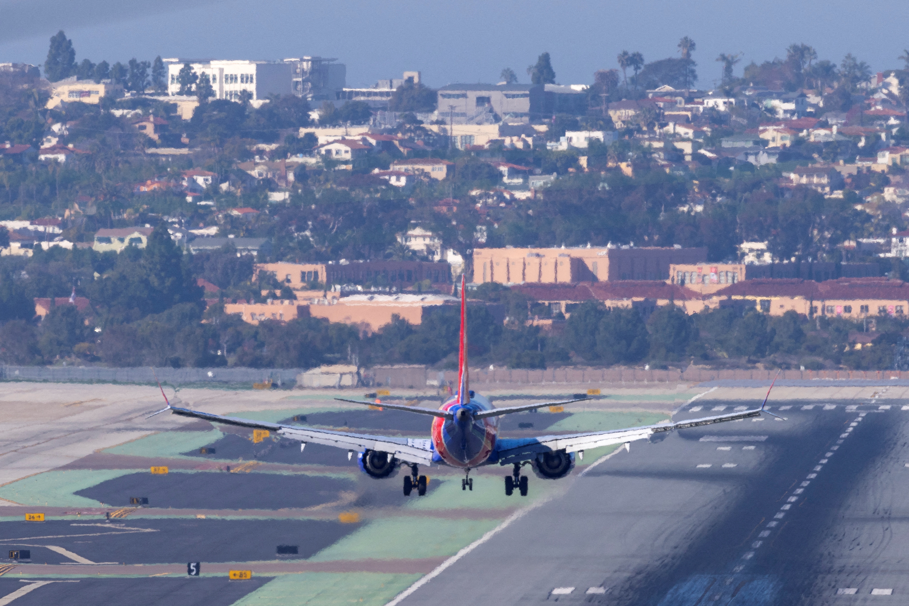 San Diego, USA, USA Il 6 gennaio 2022, le società di telecomunicazioni, le compagnie aeree e la FAA statunitensi hanno continuato a discutere del potenziale impatto dei servizi wireless 5G sull'elettronica dell'aviazione a San Diego, in California, quando il volo Southwest Airlines è atterrato all'aeroporto internazionale di San Diego. Avvicinandosi.  REUTERS/Mike Blake