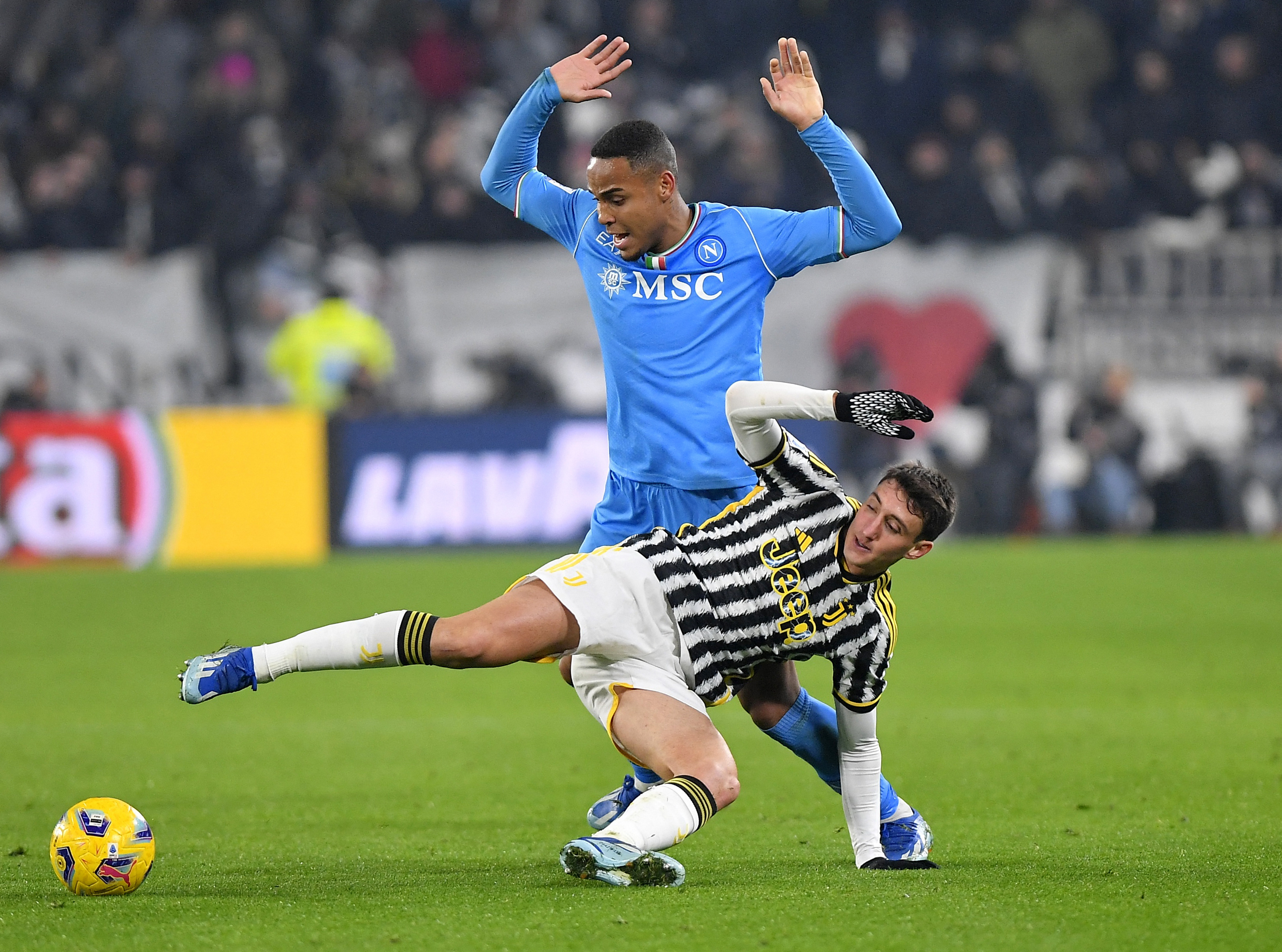 Juventus back on top after clinical win against wasteful Napoli