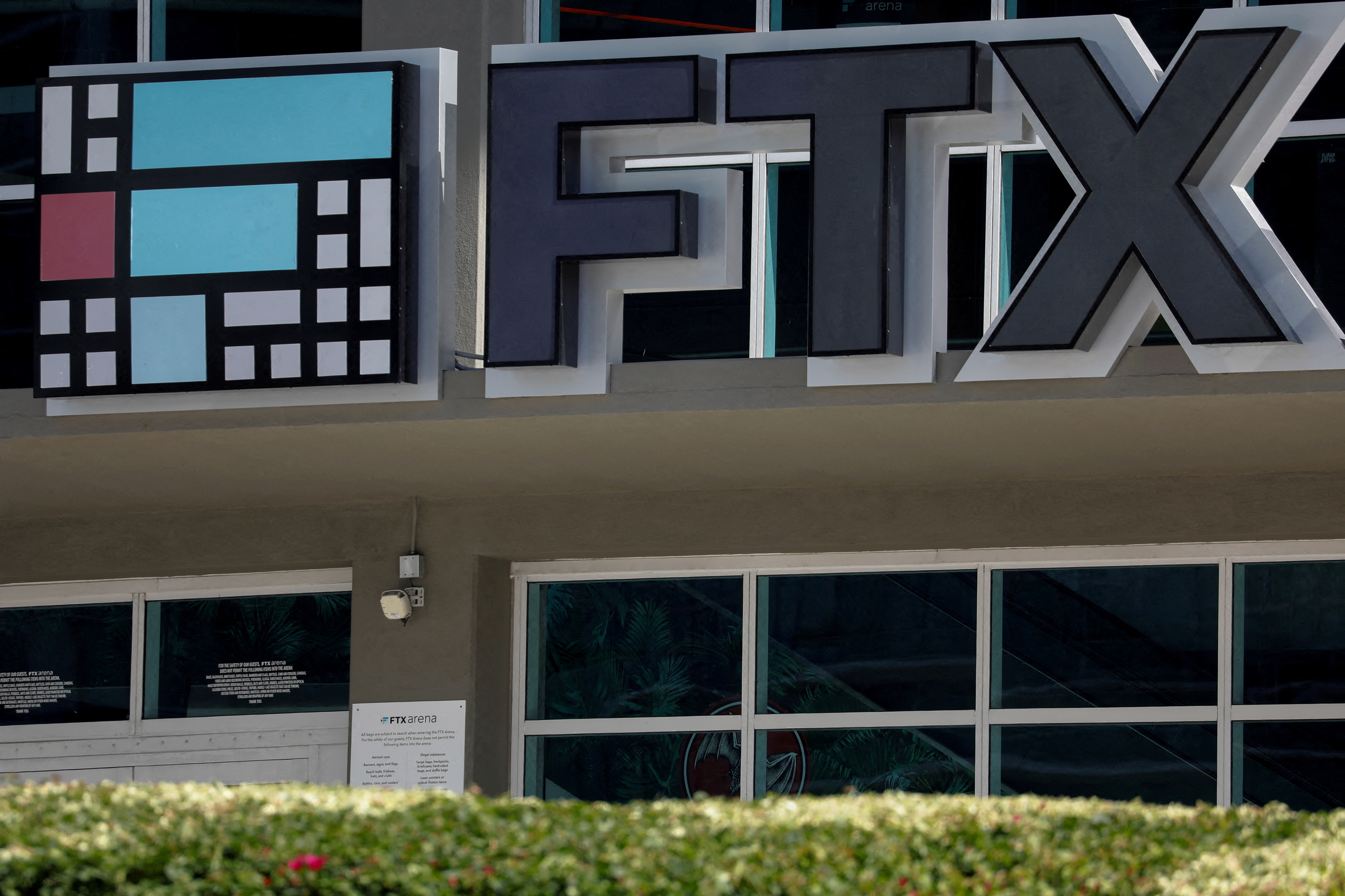FOTO DE ARQUIVO: O logotipo da FTX é visto na FTX Arena em Miami