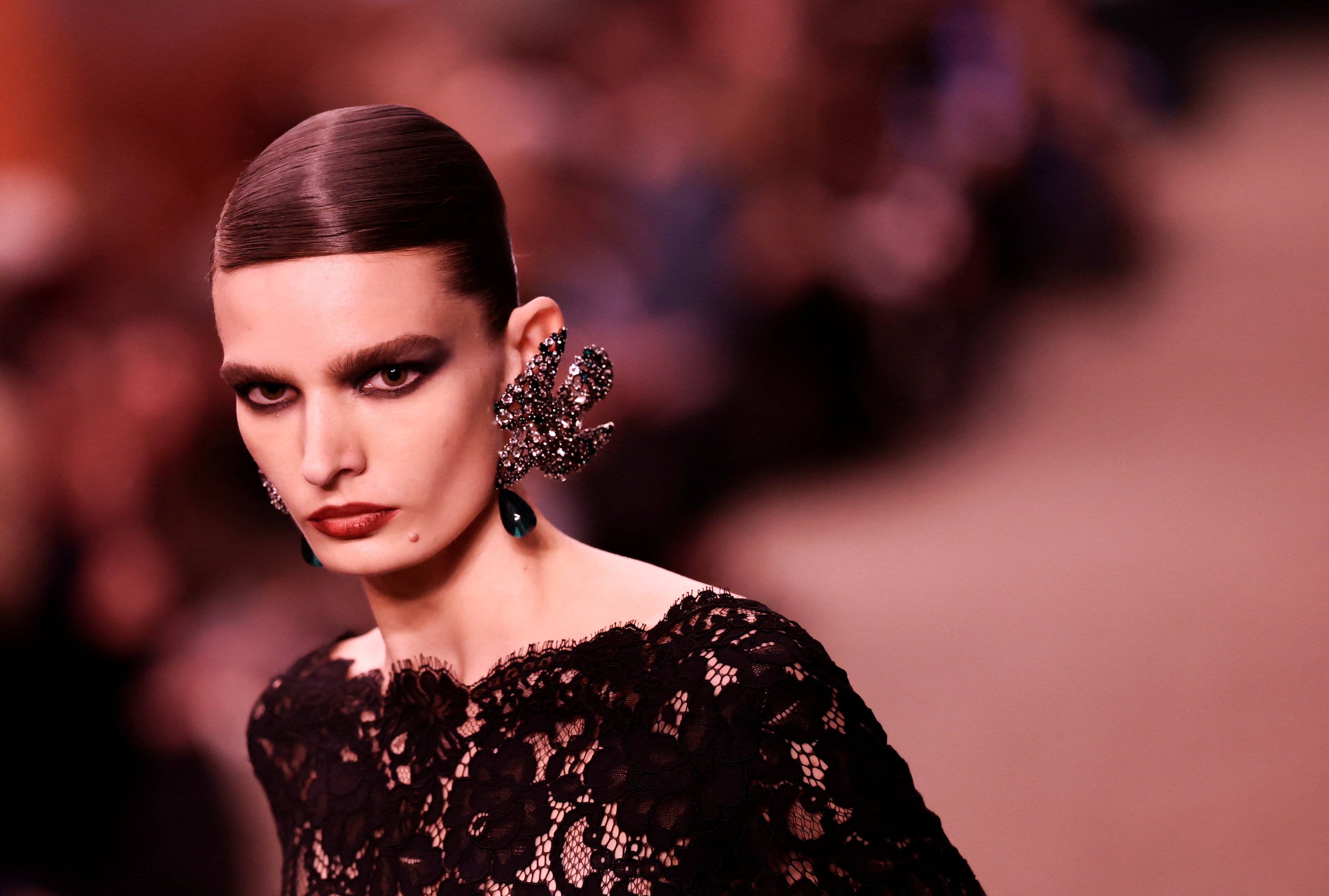 約19カラットのピンクダイヤ競売、史上最高の57億円で落札 | ロイター