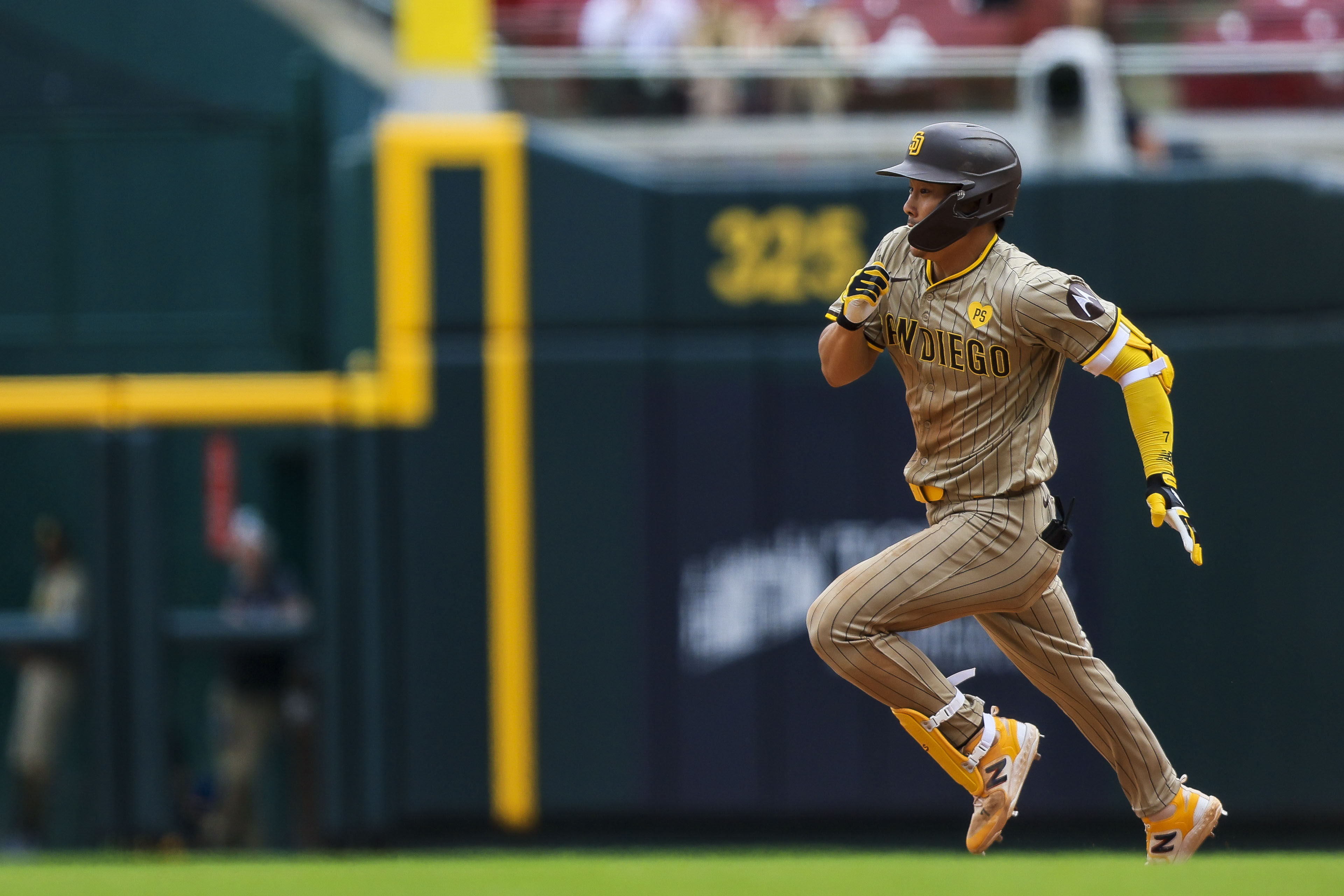 Luis Arraez hits in bunches, Padres top Reds in 10 innings | Reuters