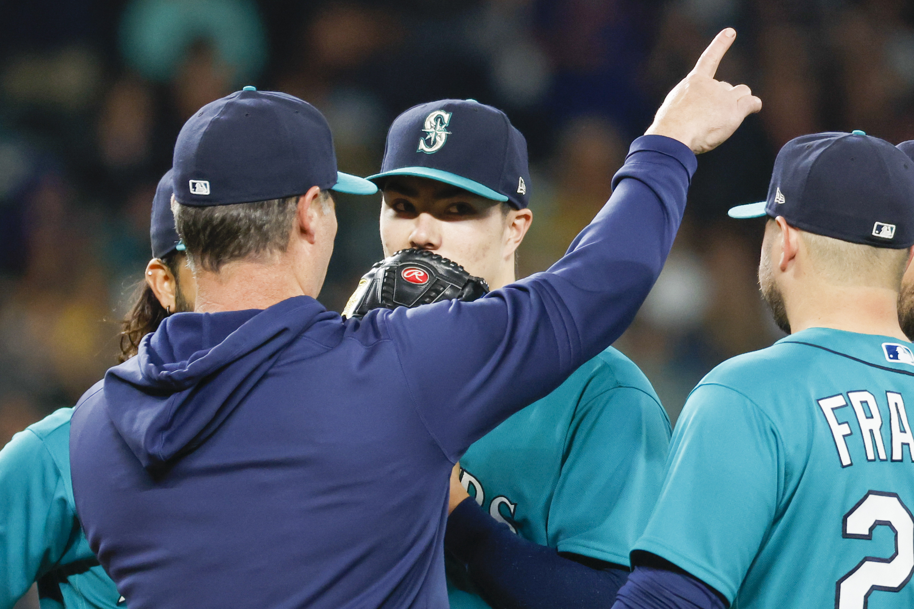 Mariners Break Up Perfect Game Bid in 6th, Beat Angels 8-2 - Bloomberg