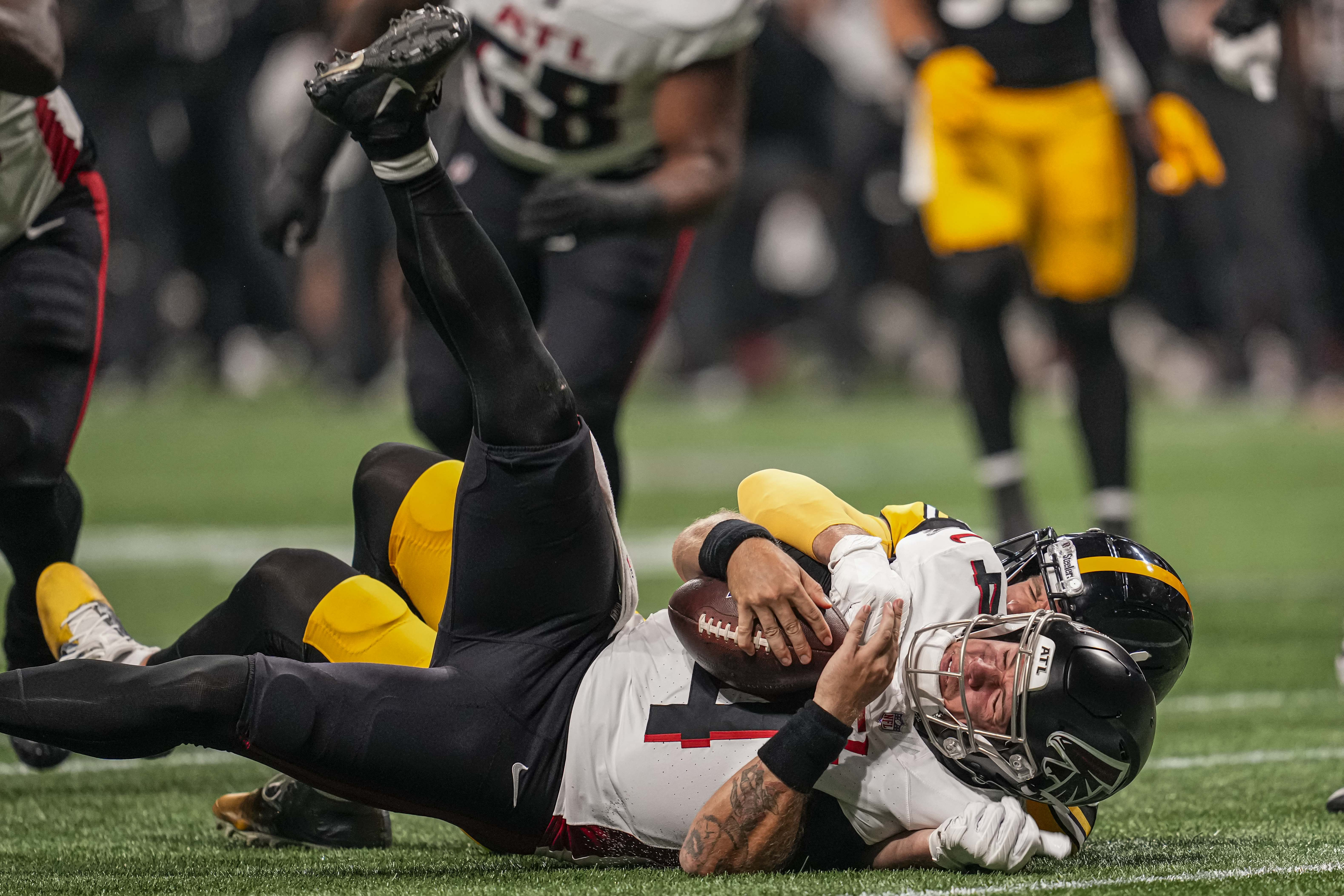 Pittsburgh Steelers quarterback Kenny Pickett throws during the first half  of a preseason NFL football game against the Atlanta Falcons, Thursday,  Aug. 24, 2023, in Atlanta. (AP Photo/Hakim Wright Stock Photo - Alamy