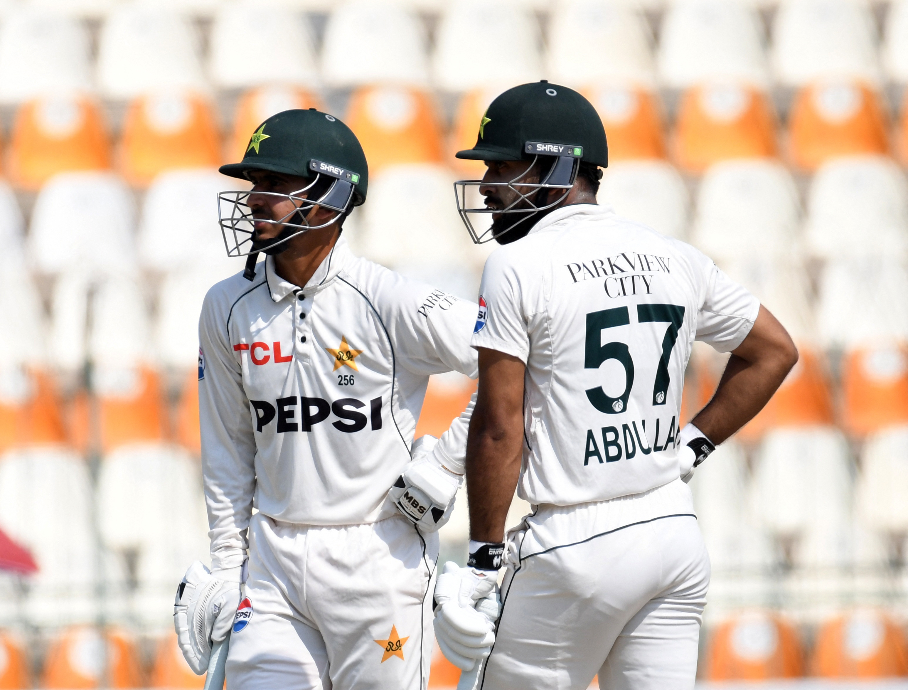CricketPakistan take handy lead over England but slump to 433 in