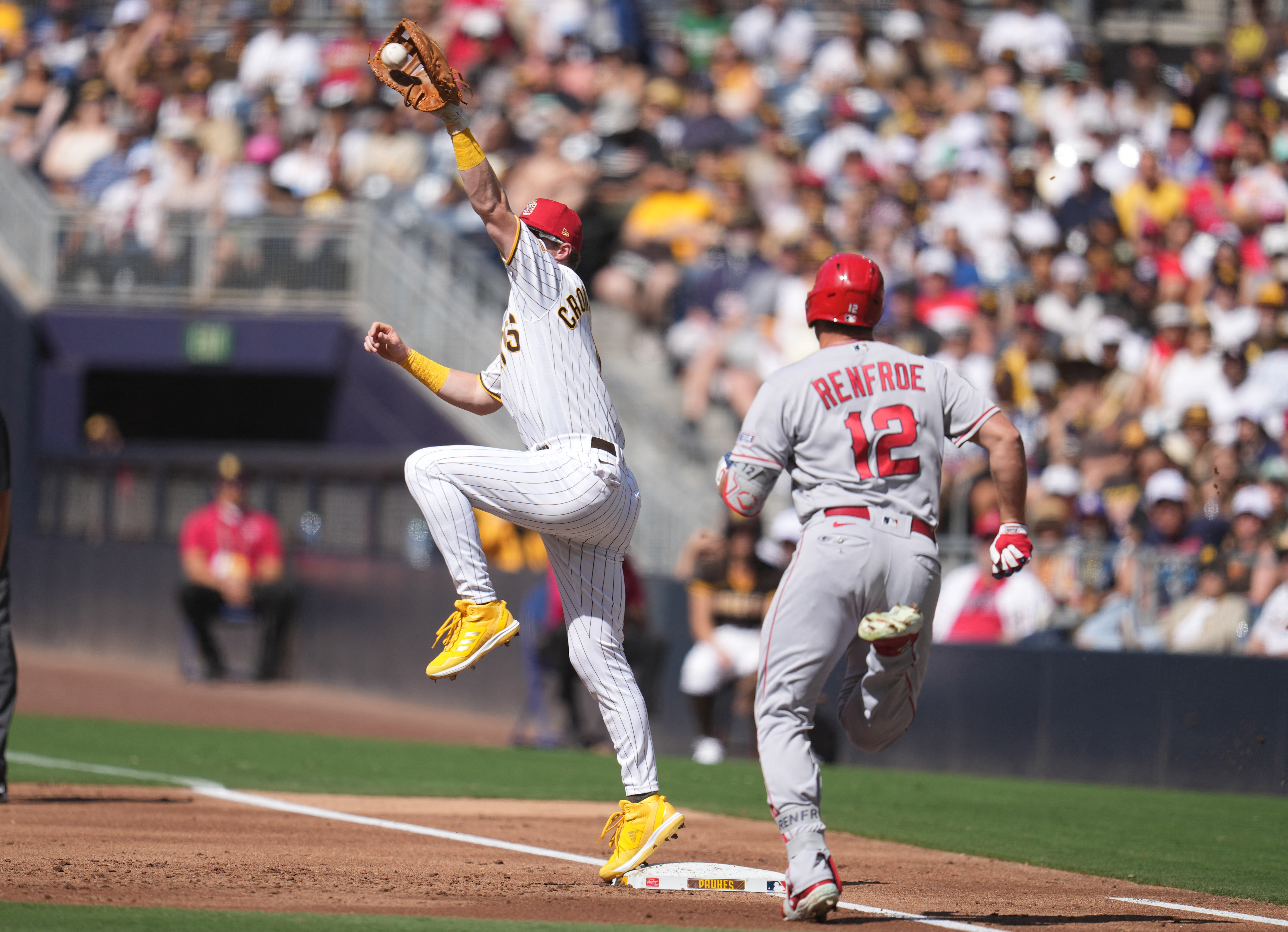 Padres hold off banged-up Angels