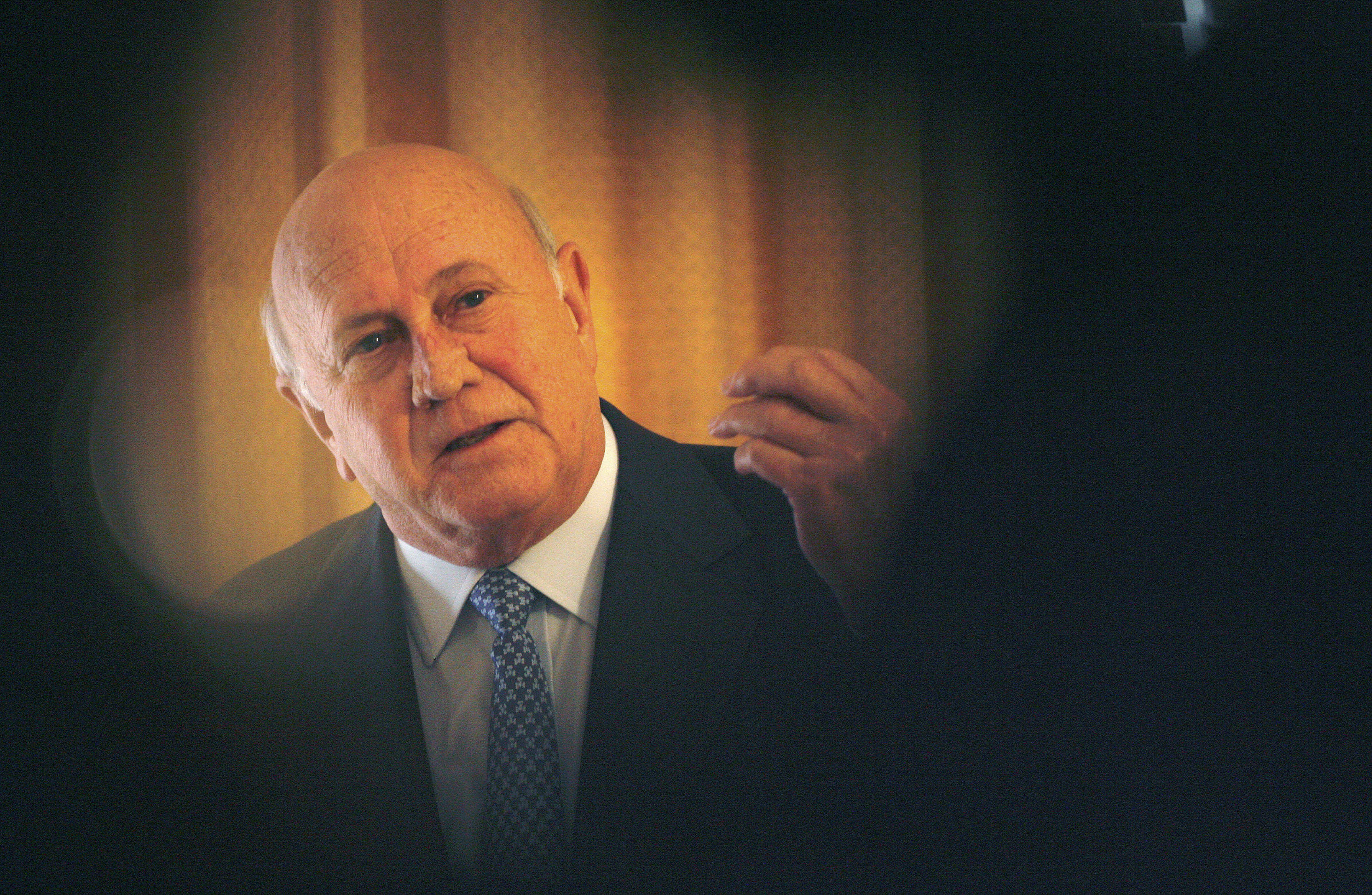 Former South African President FW de Klerk addresses a news conference in Cape Town