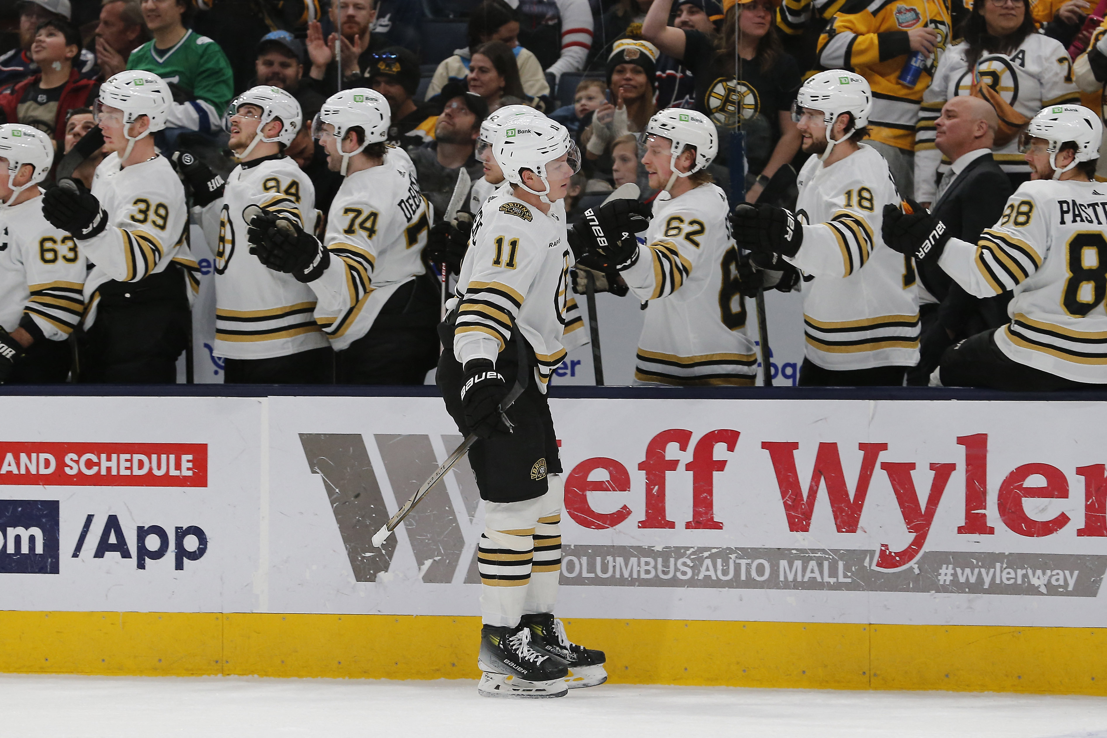 James Van Riemsdyk's 3-point Game Sends Bruins Past Jackets | Reuters