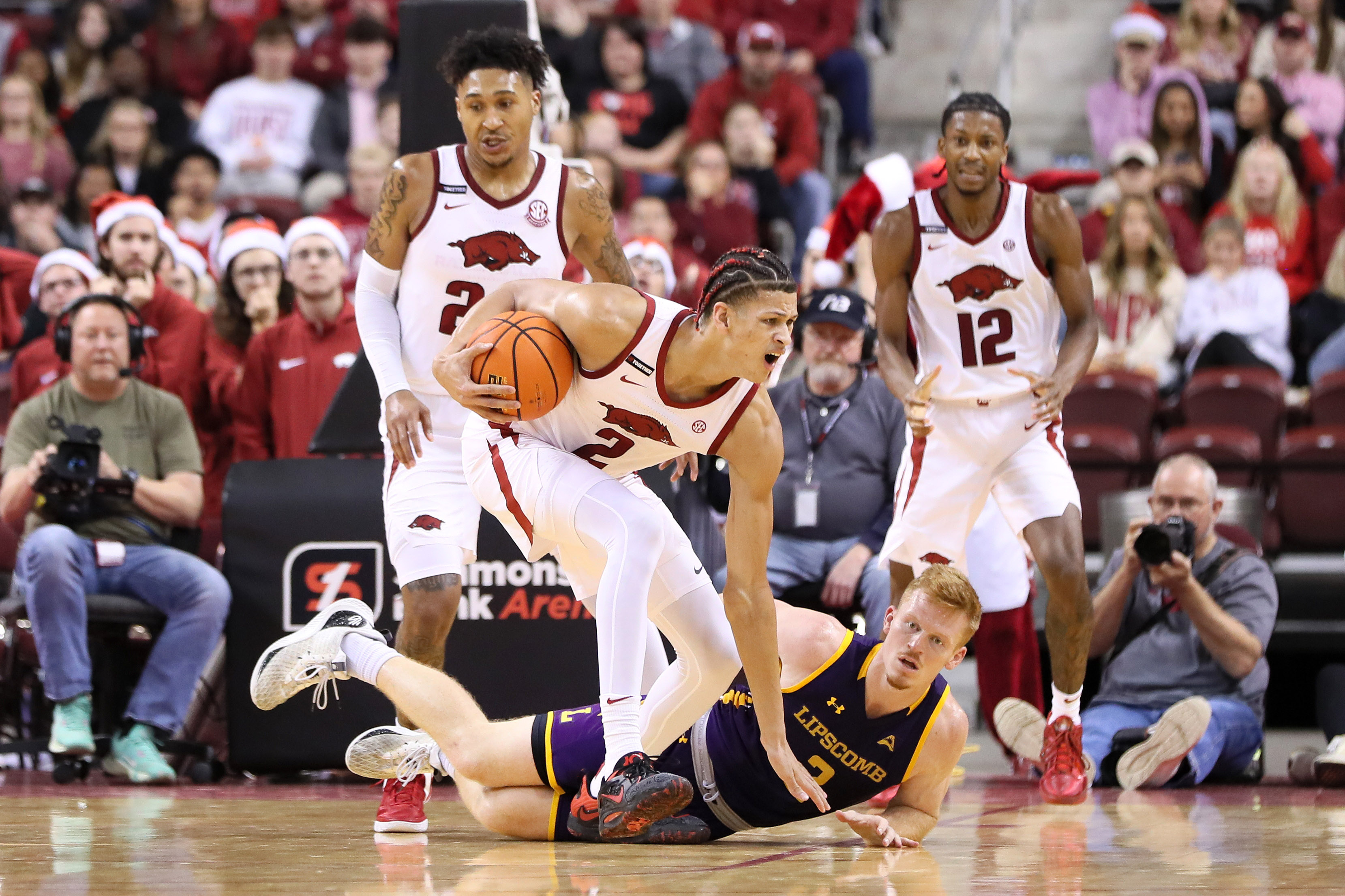 Up 20, Arkansas hangs on to beat 6966 Reuters