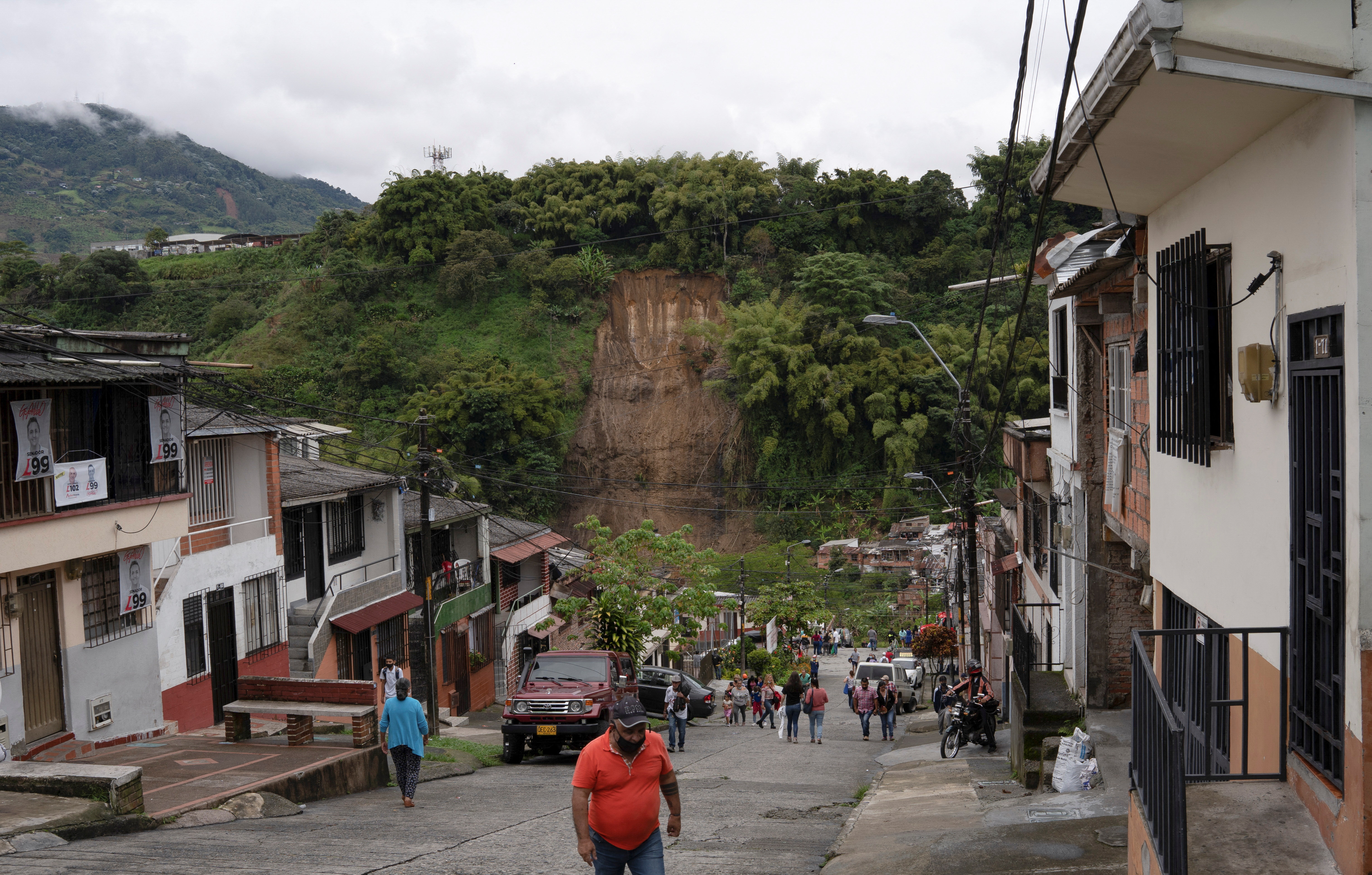 Landslide kills and injures residents, in Pereira