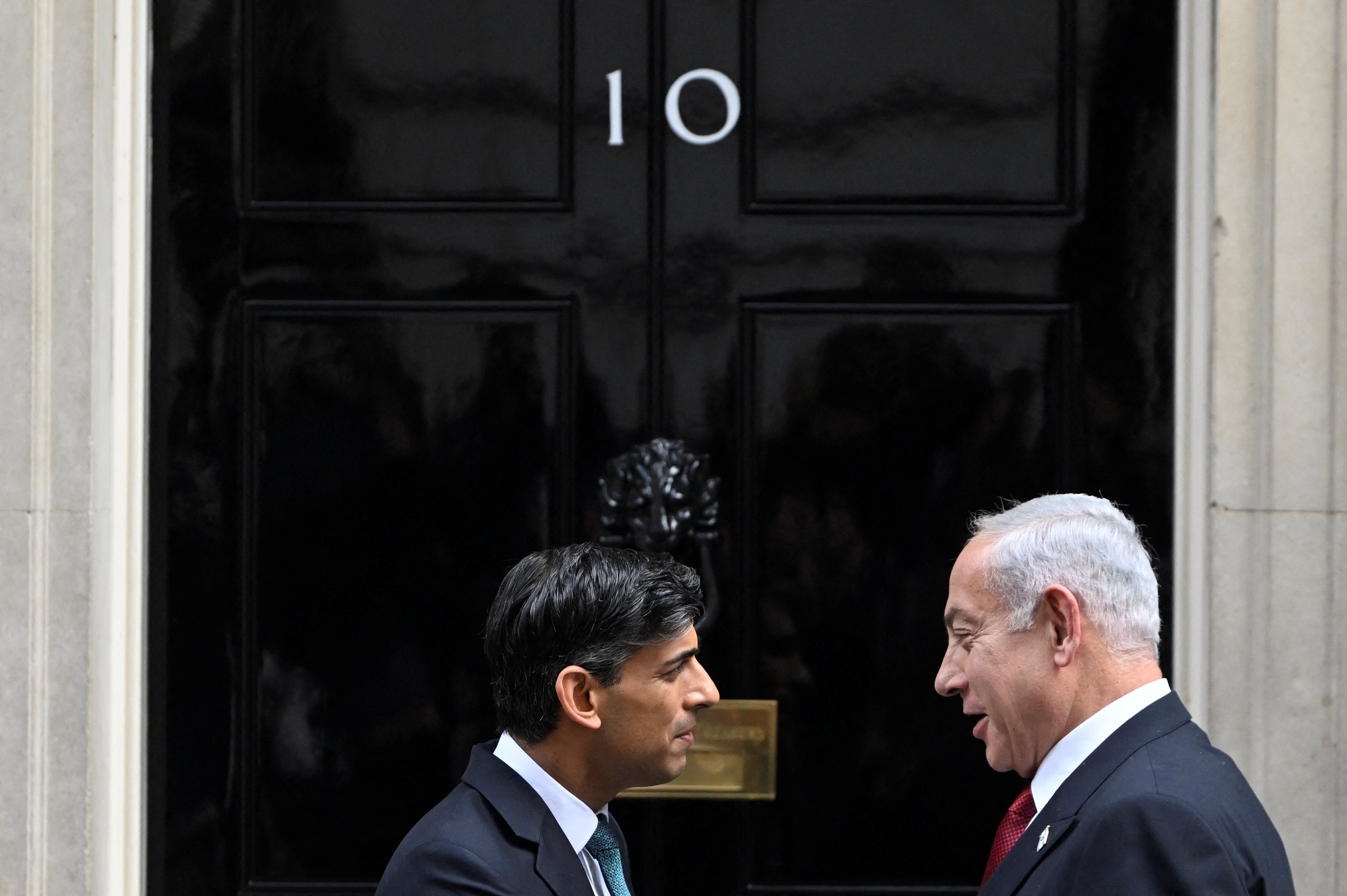 英首相、イスラエル首相と電話会談　冷静な判断求める