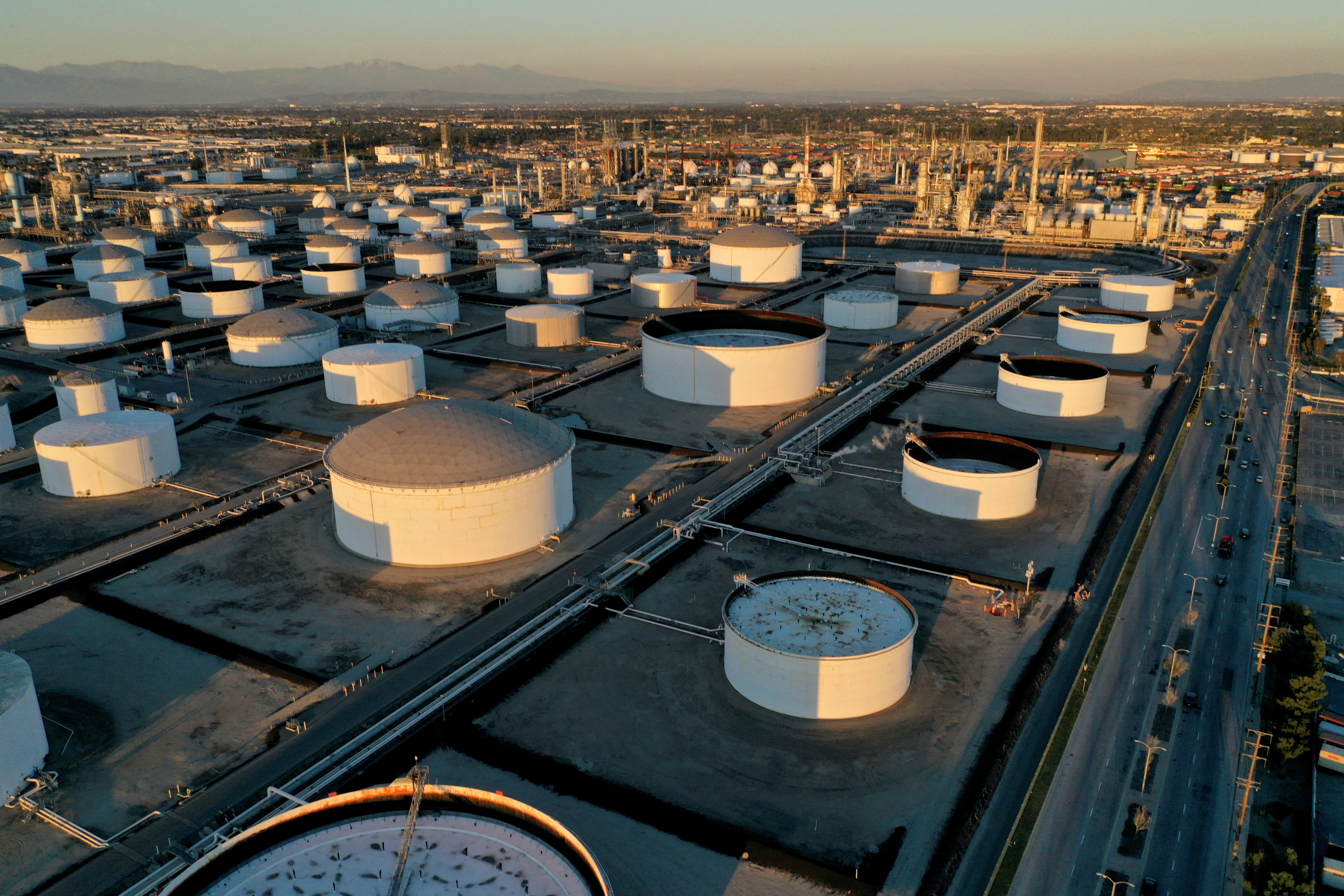 Réservoirs de stockage à la raffinerie de Los Angeles de Marathon Petroleum à Carson, Californie, États-Unis.