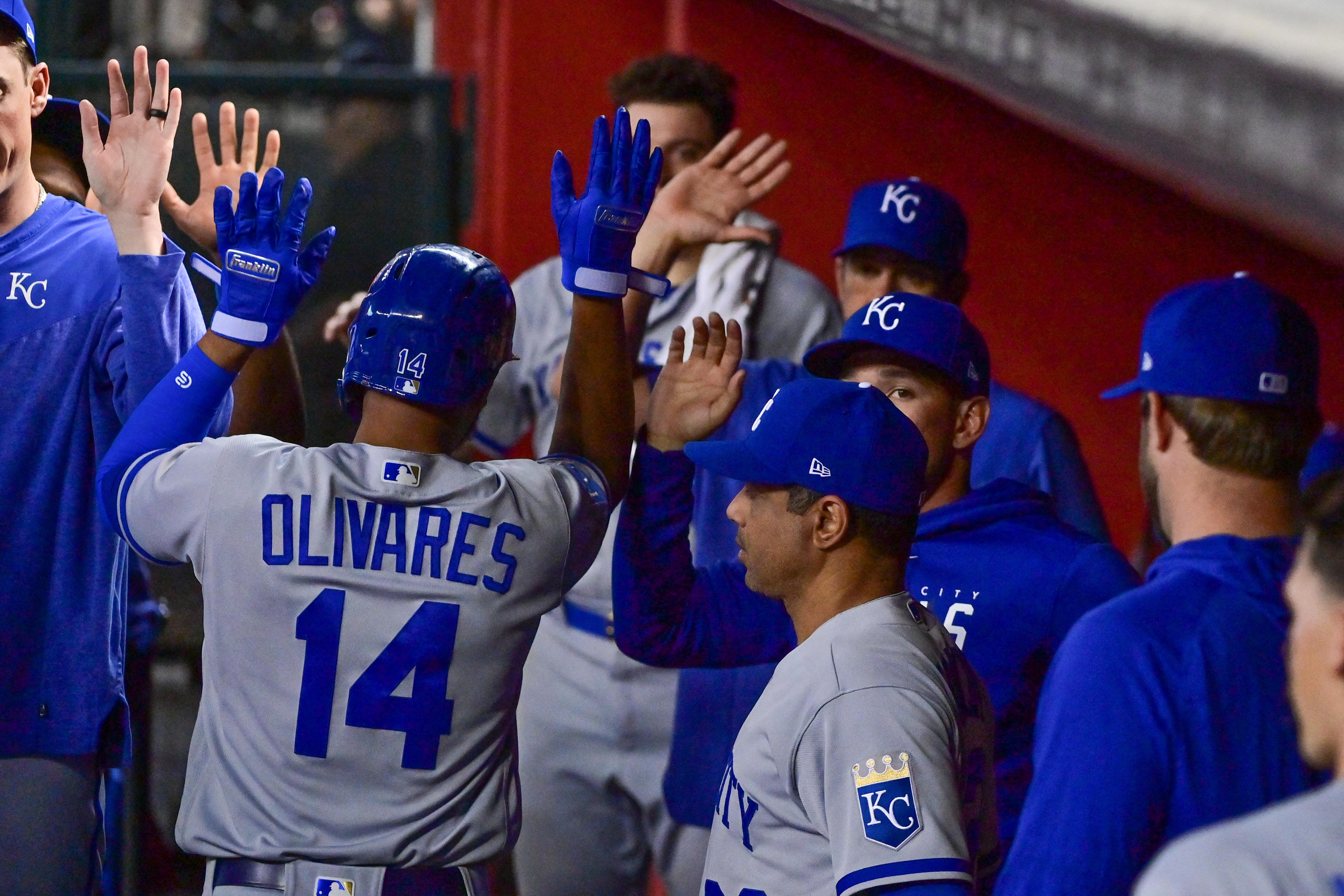 Royals take advantage of D-backs' shift, errors to score odd run