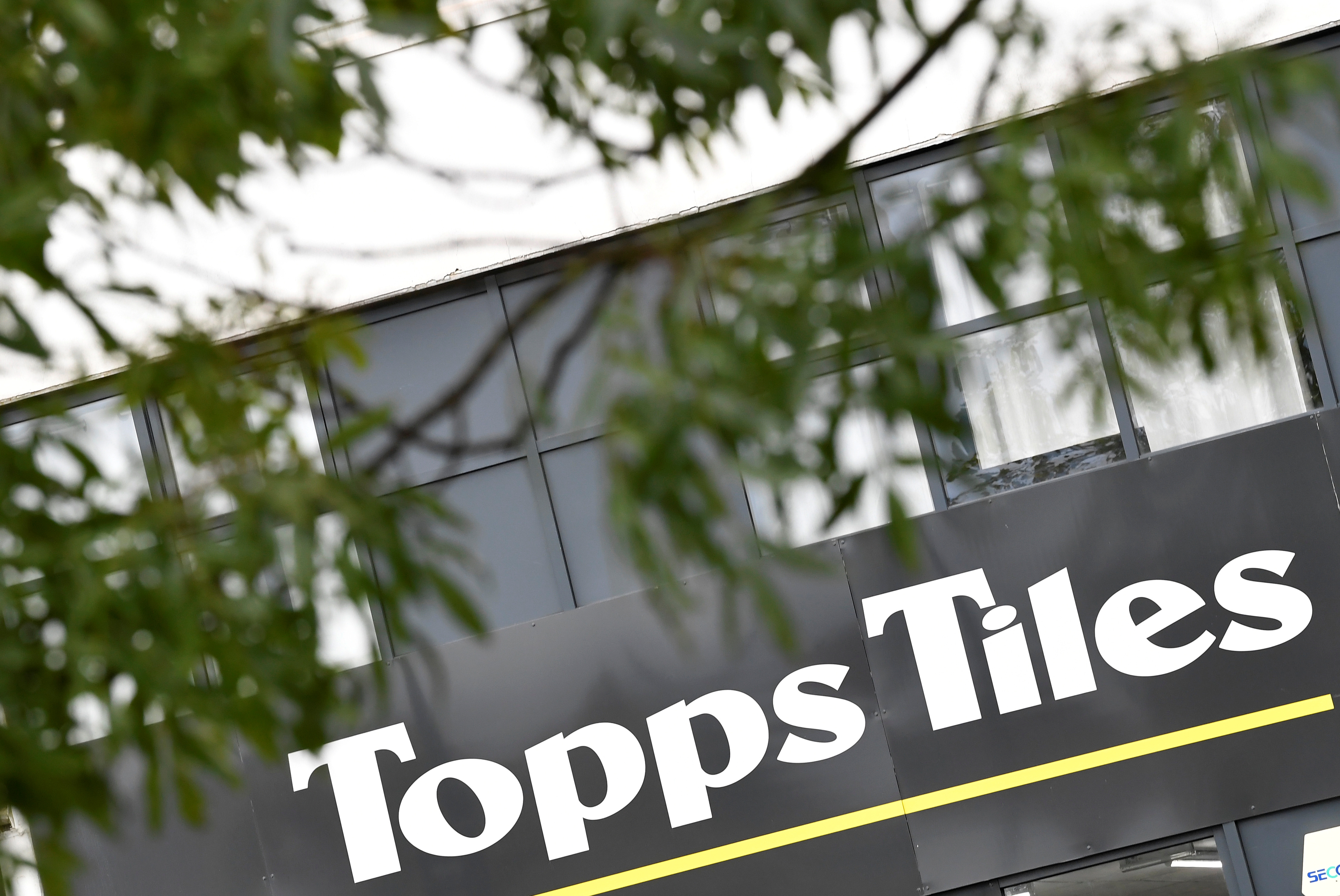 Slumkvarter pause Trivial UK's Topps Tiles warns of lower profit margins on cost headwinds | Reuters