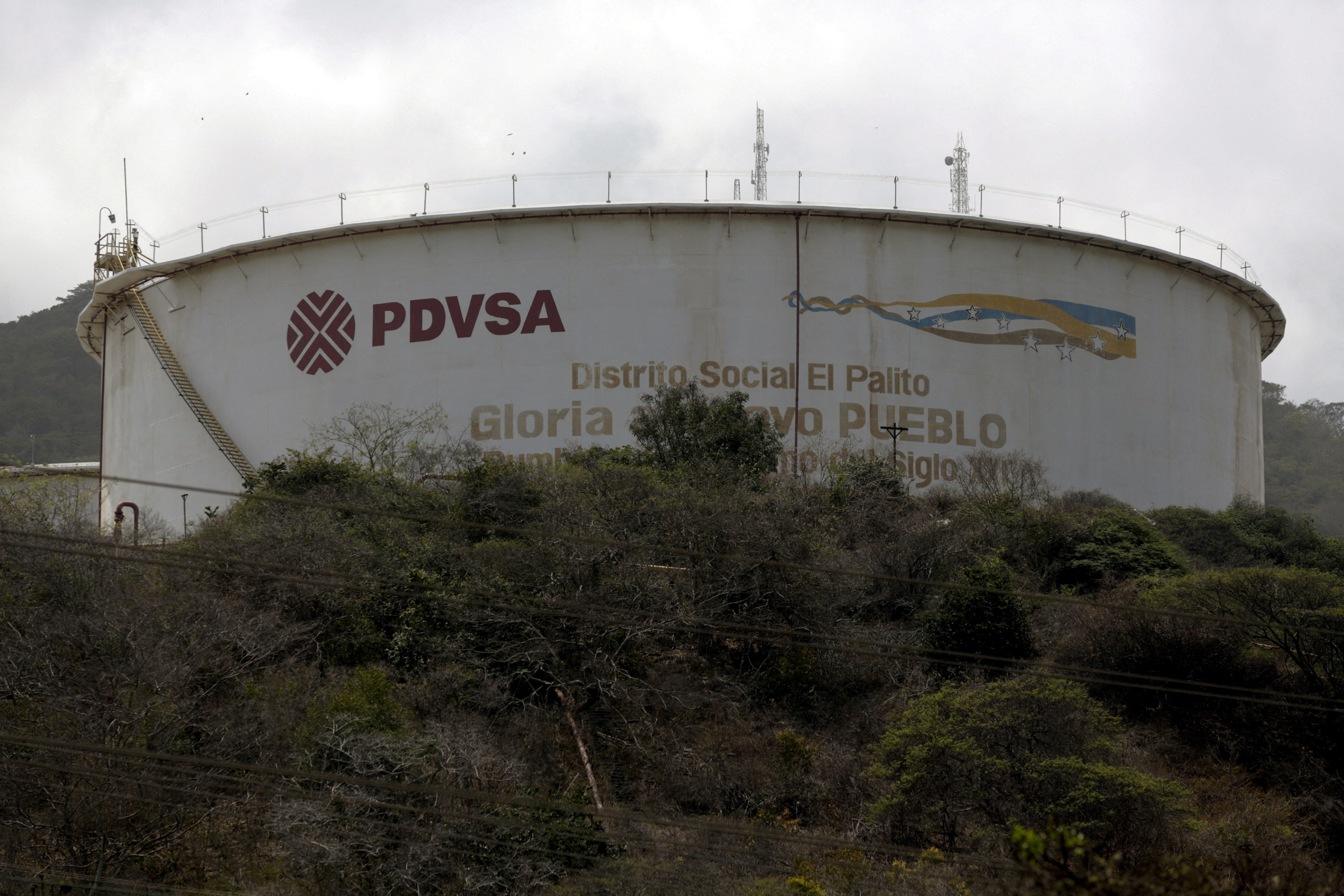 Big traders strike deals with middlemen to tap Venezuela's free-flowing oil