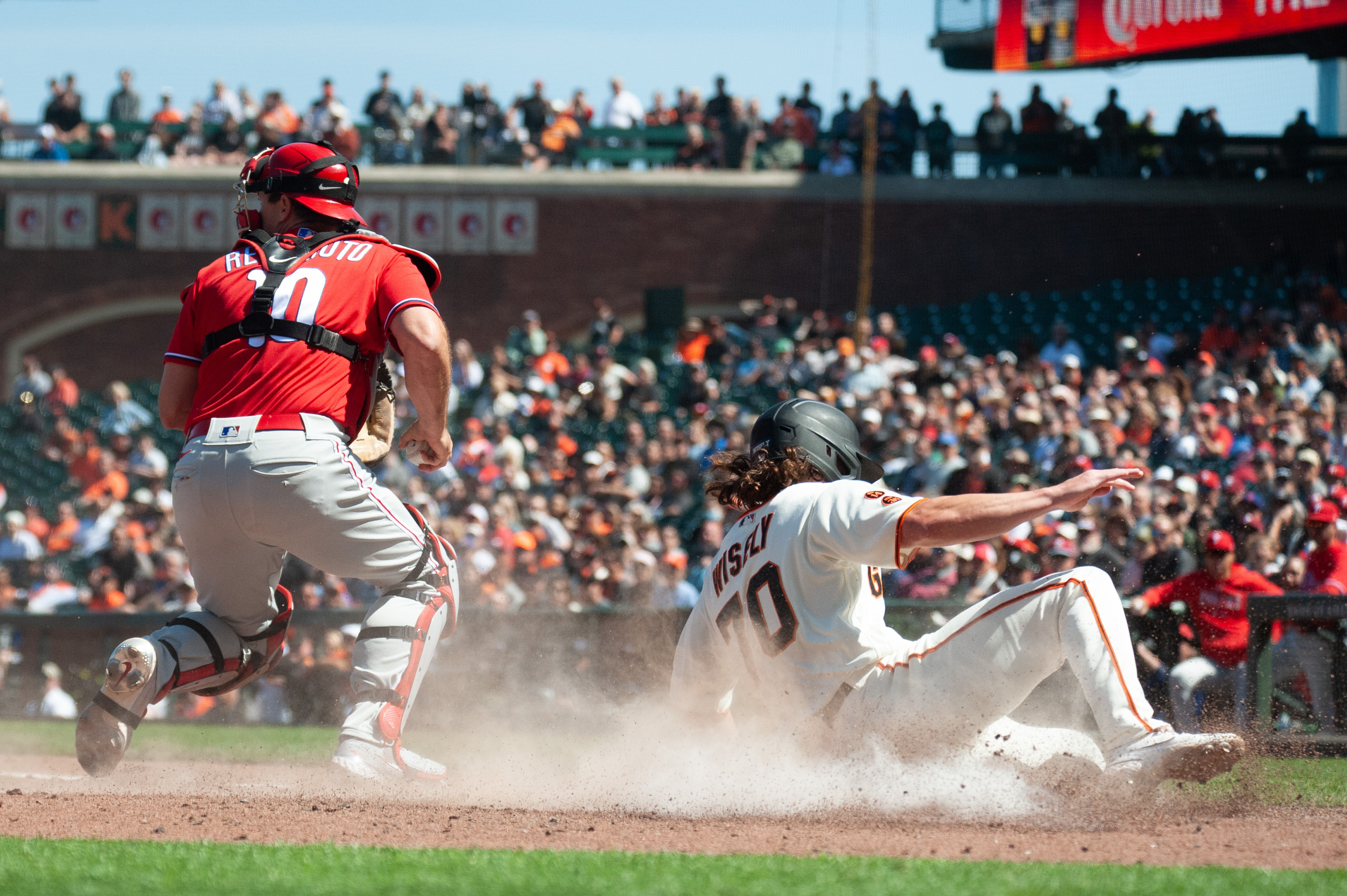 Giants edge Phillies 7-4 to complete series sweep