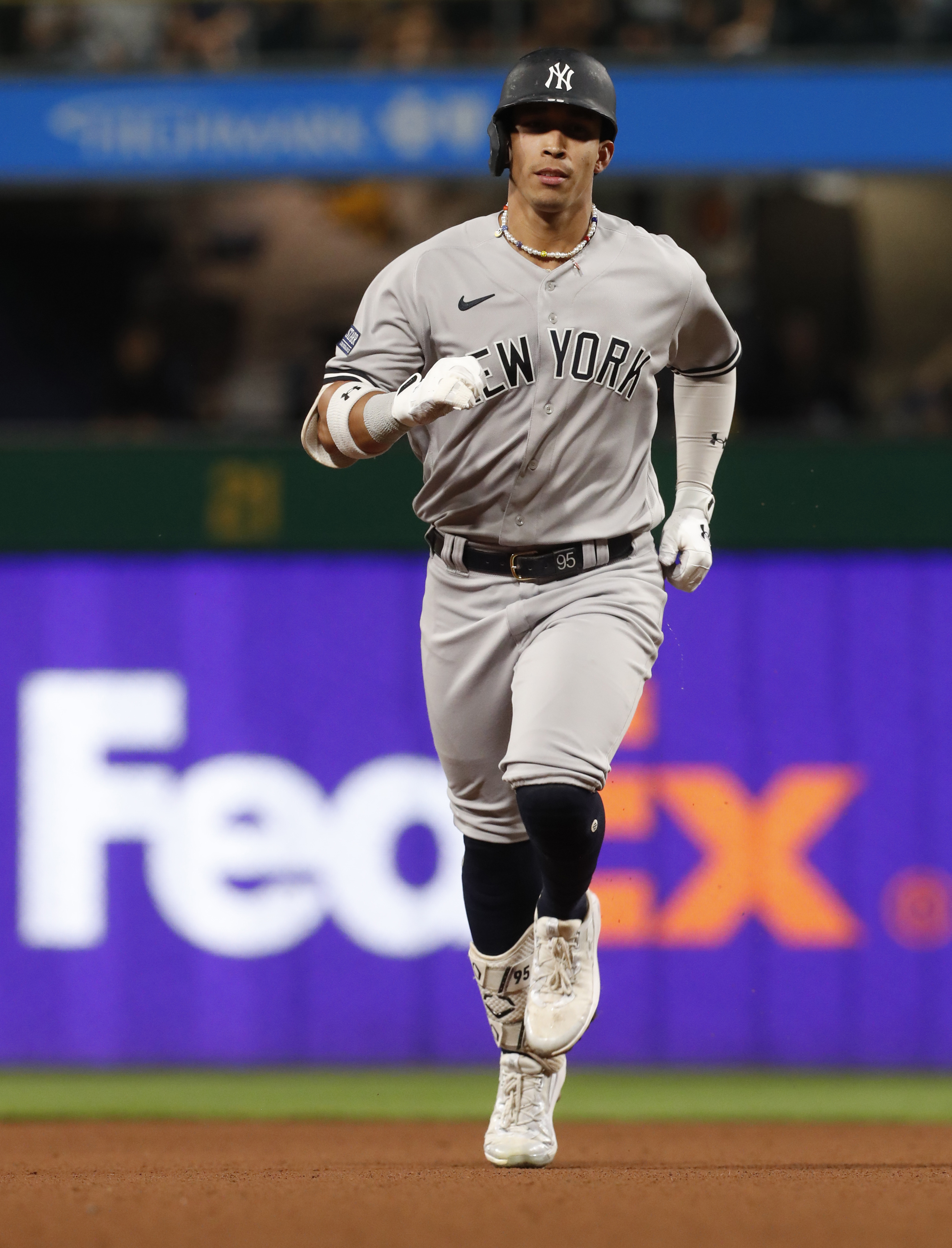 Giancarlo Stanton goes deep as Yankees sink Pirates