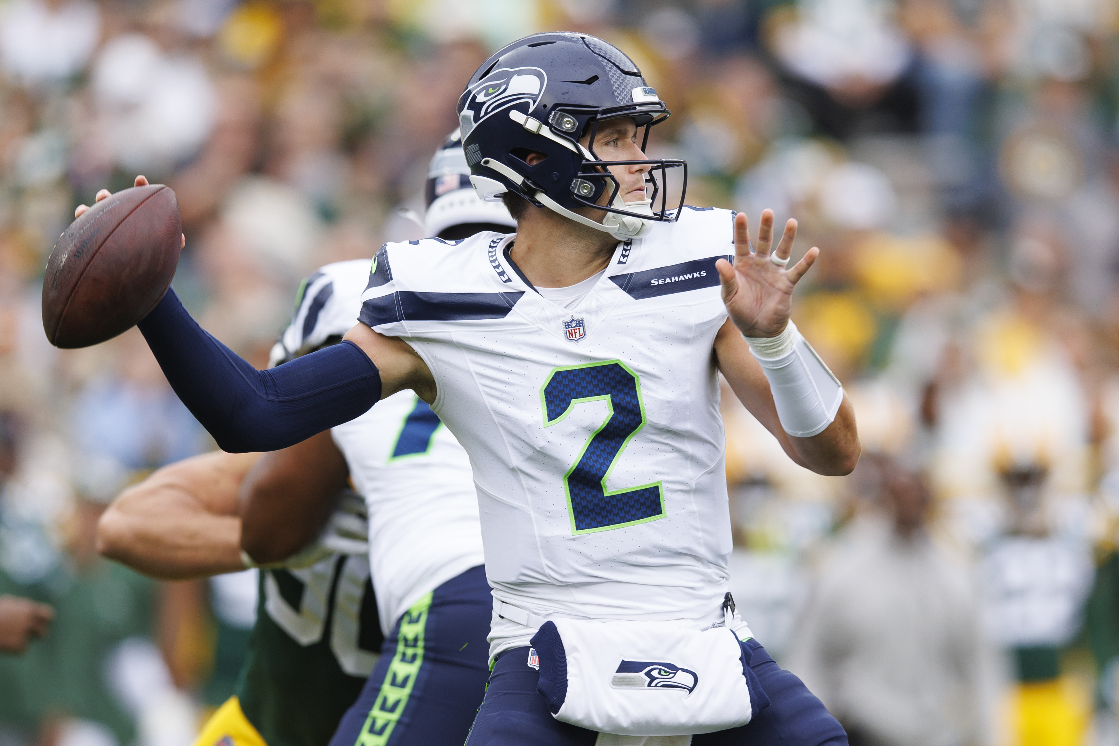 Packers score late, hang on to defeat Seahawks