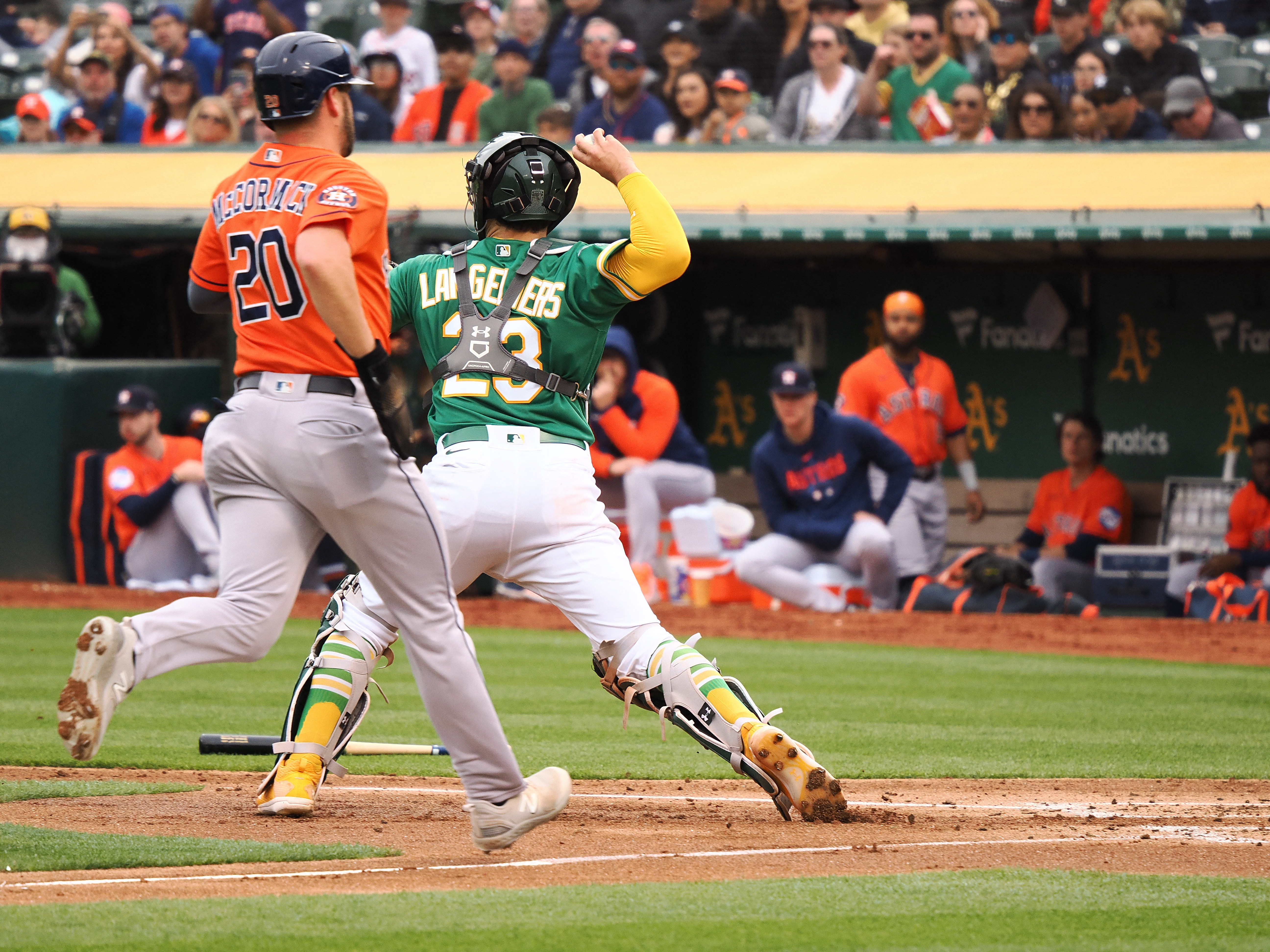 Astros smack season-high 7 homers in 10-1 rout over A's