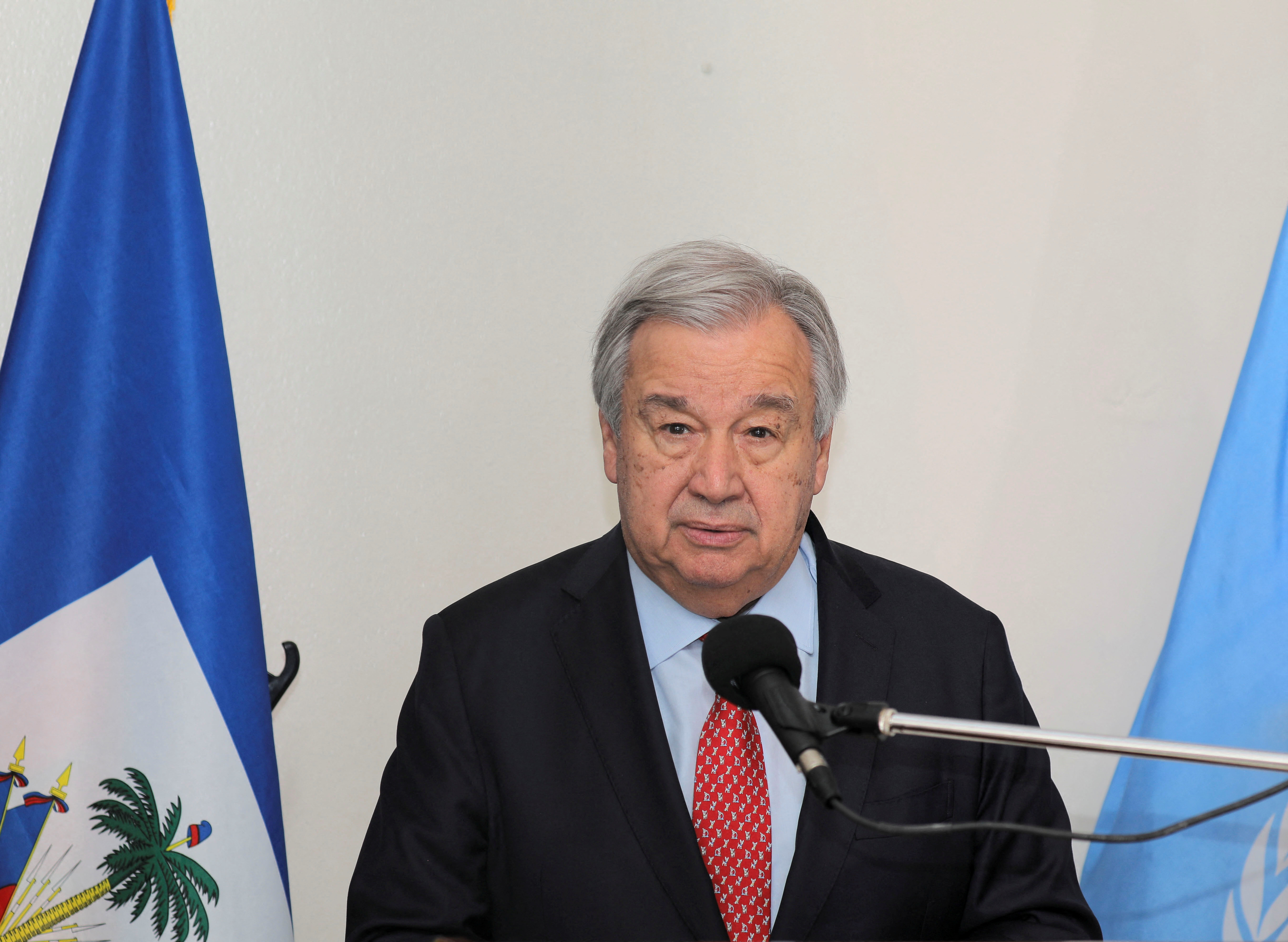 El secretario general de las Naciones Unidas, Antonio Guterres, asiste a una conferencia de prensa en Puerto Príncipe.