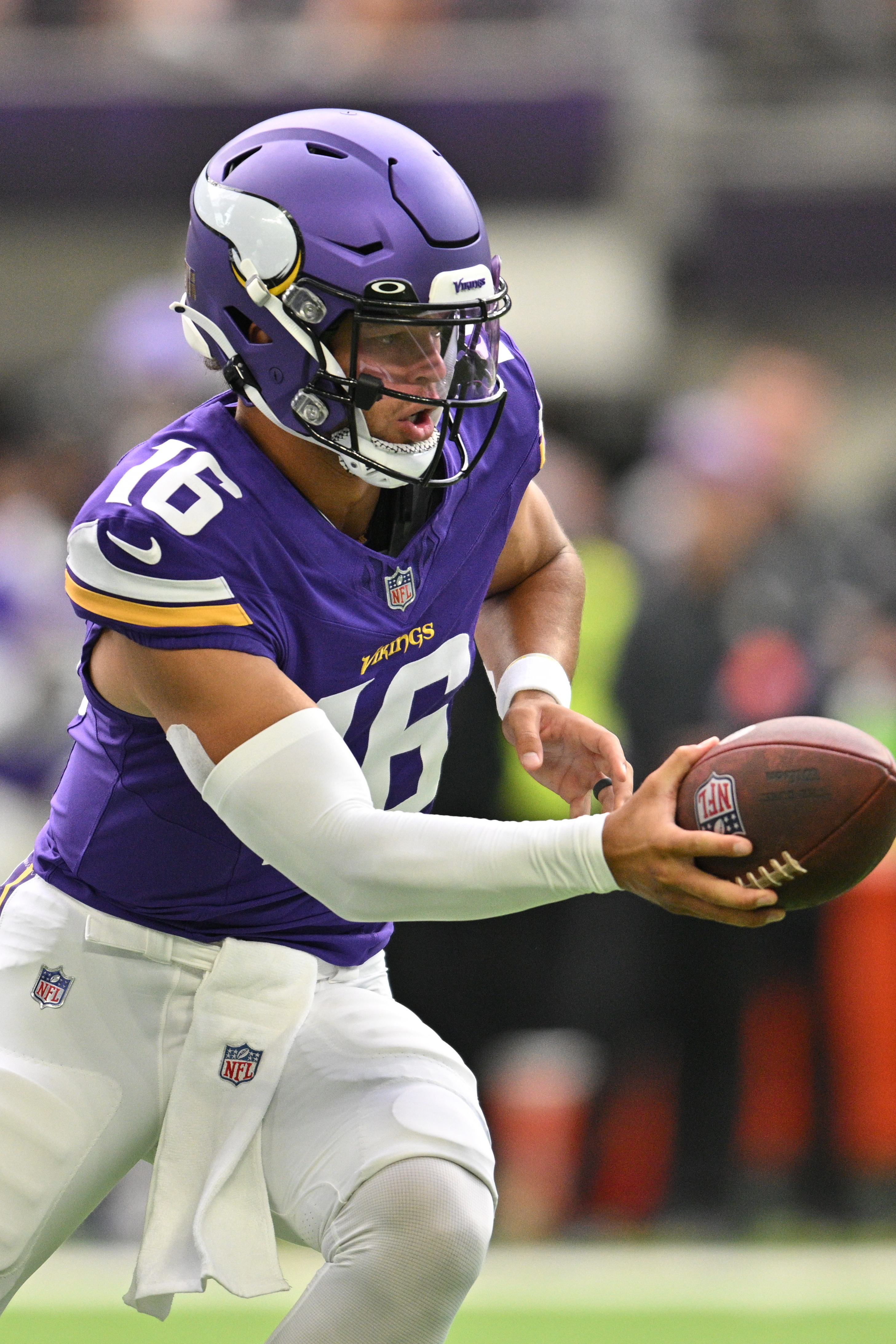 David Blough rallies the Cardinals to a 18-17 victory over Vikings in the  preseason finale - ABC News