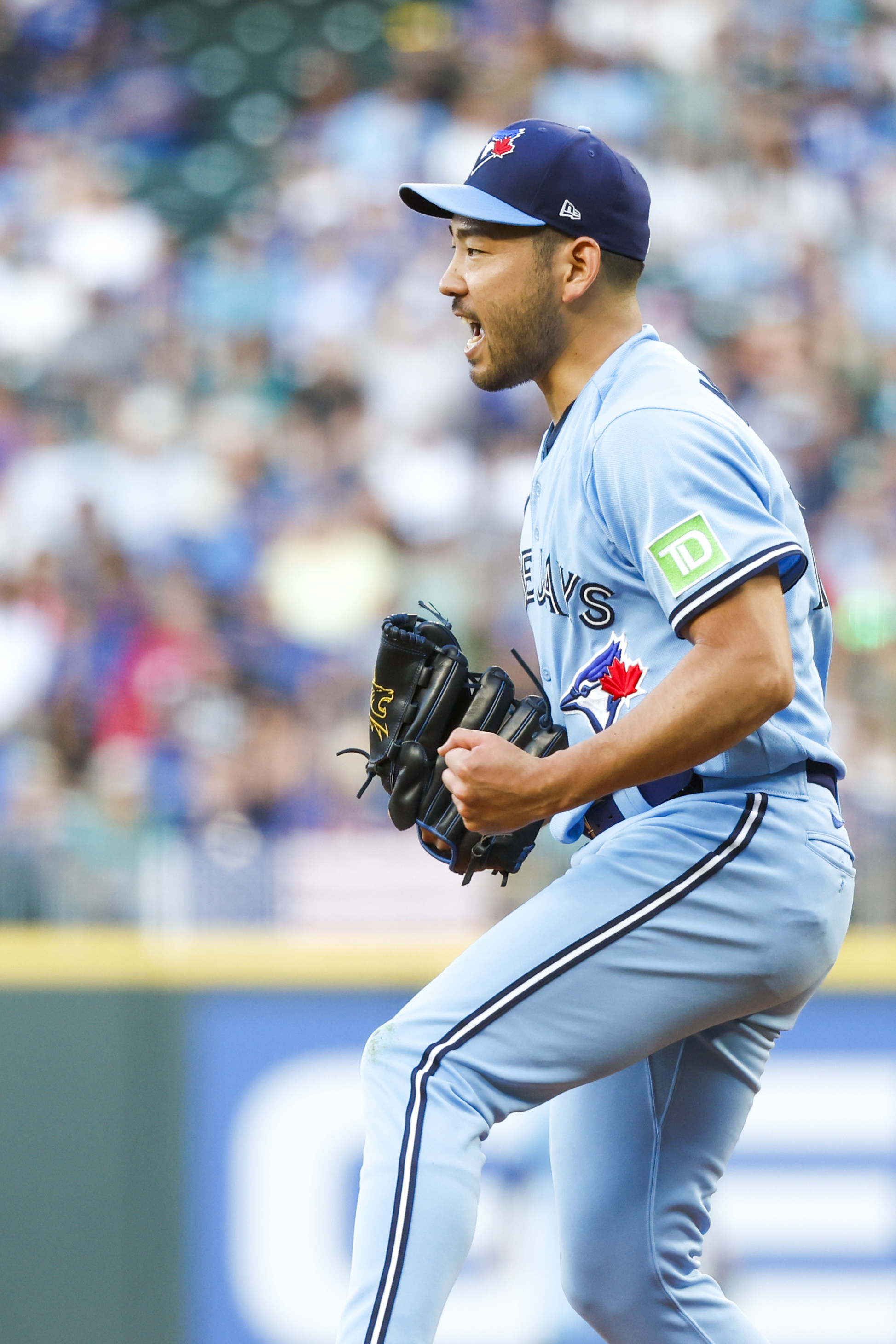 Hernández walks off old team as Mariners top Blue Jays 3-2