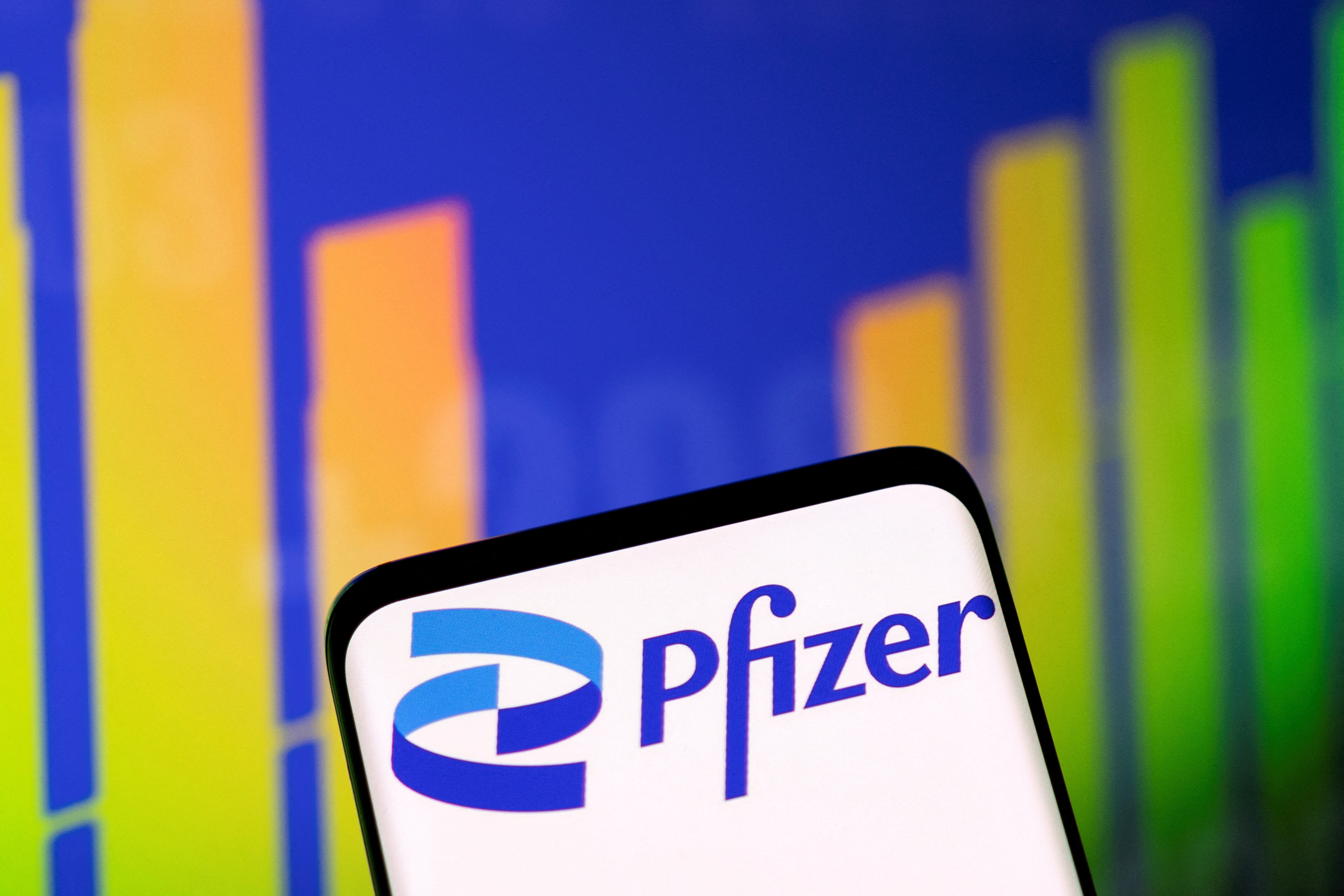 L'illustration montre le logo Pfizer et le graphique boursier
