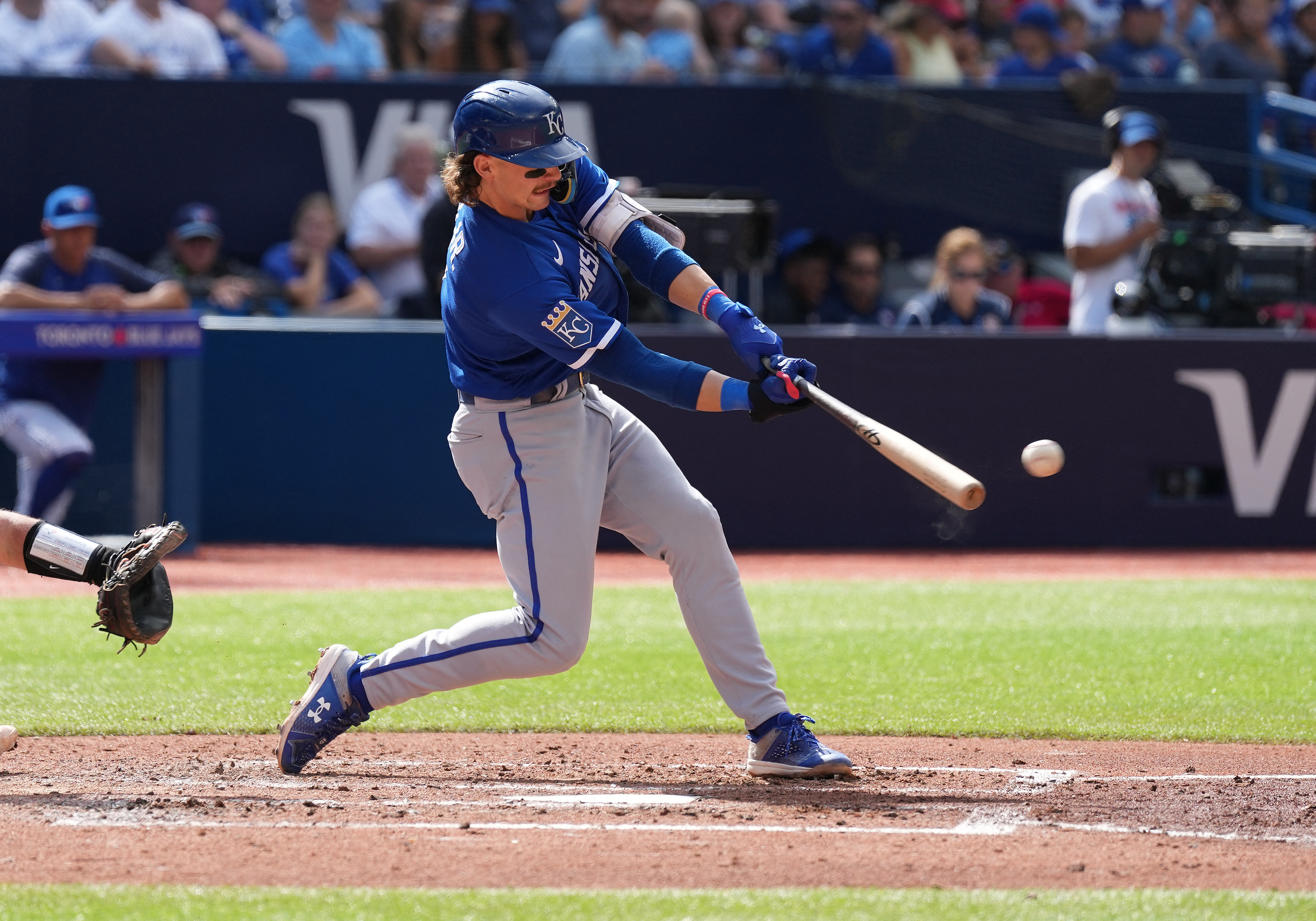 Blue Jays hold off Royals for three-game sweep