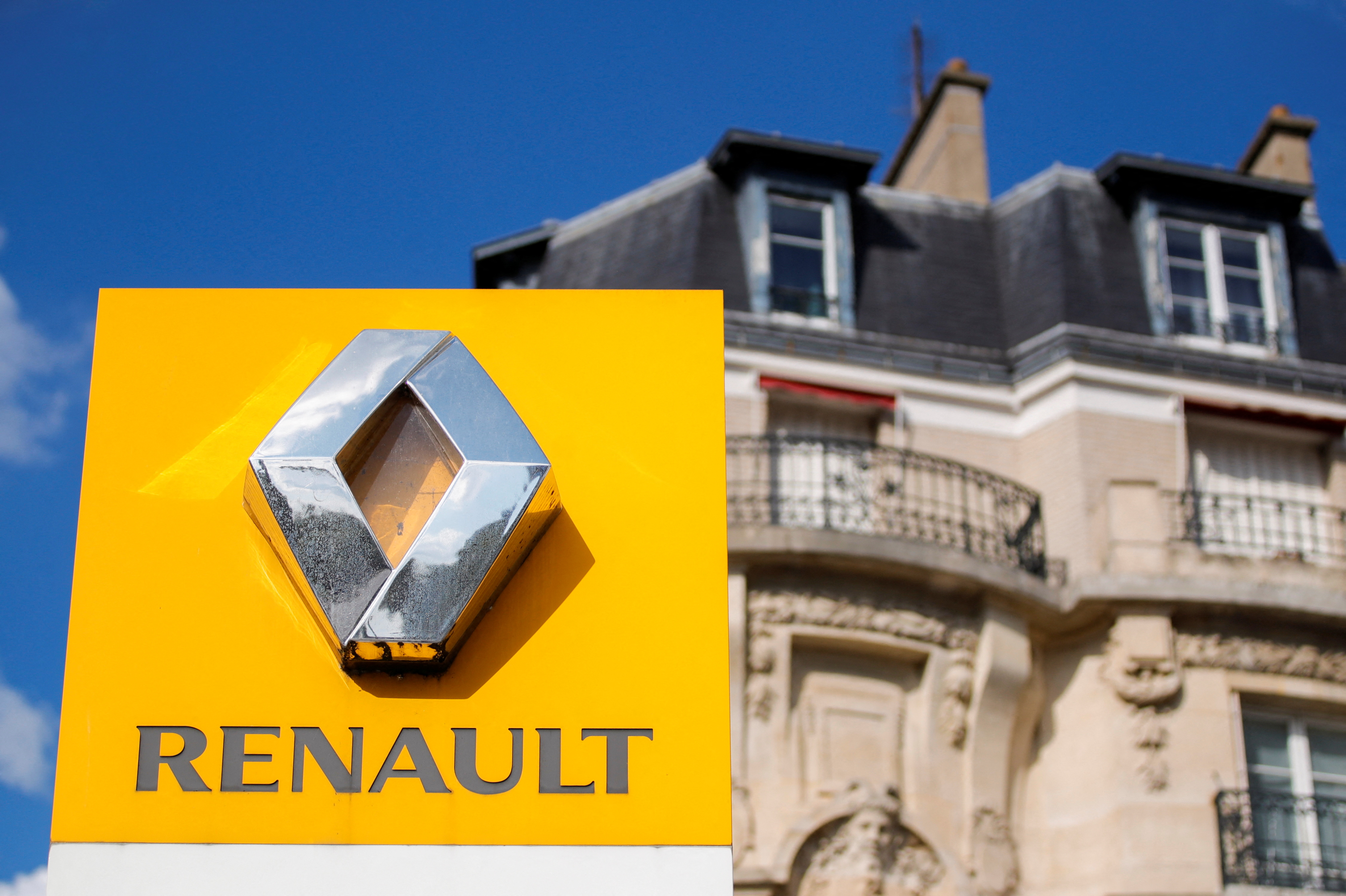 The logo of carmaker Renault is seen at a dealership in Paris, France, August 15, 2021. REUTERS/Sarah Meyssonnier
