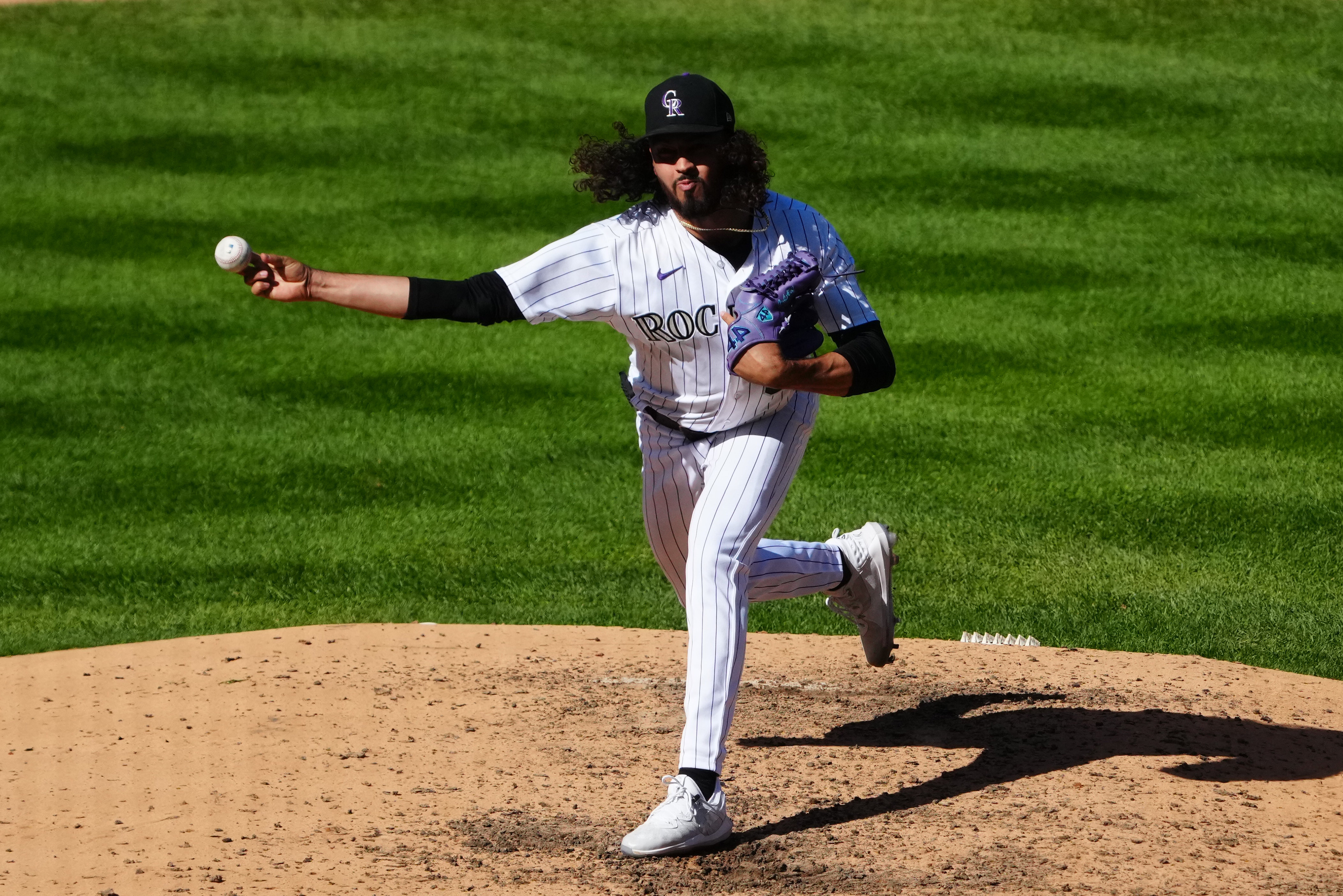 Doyle scores on wild pitch in 11th, Rockies beat Twins