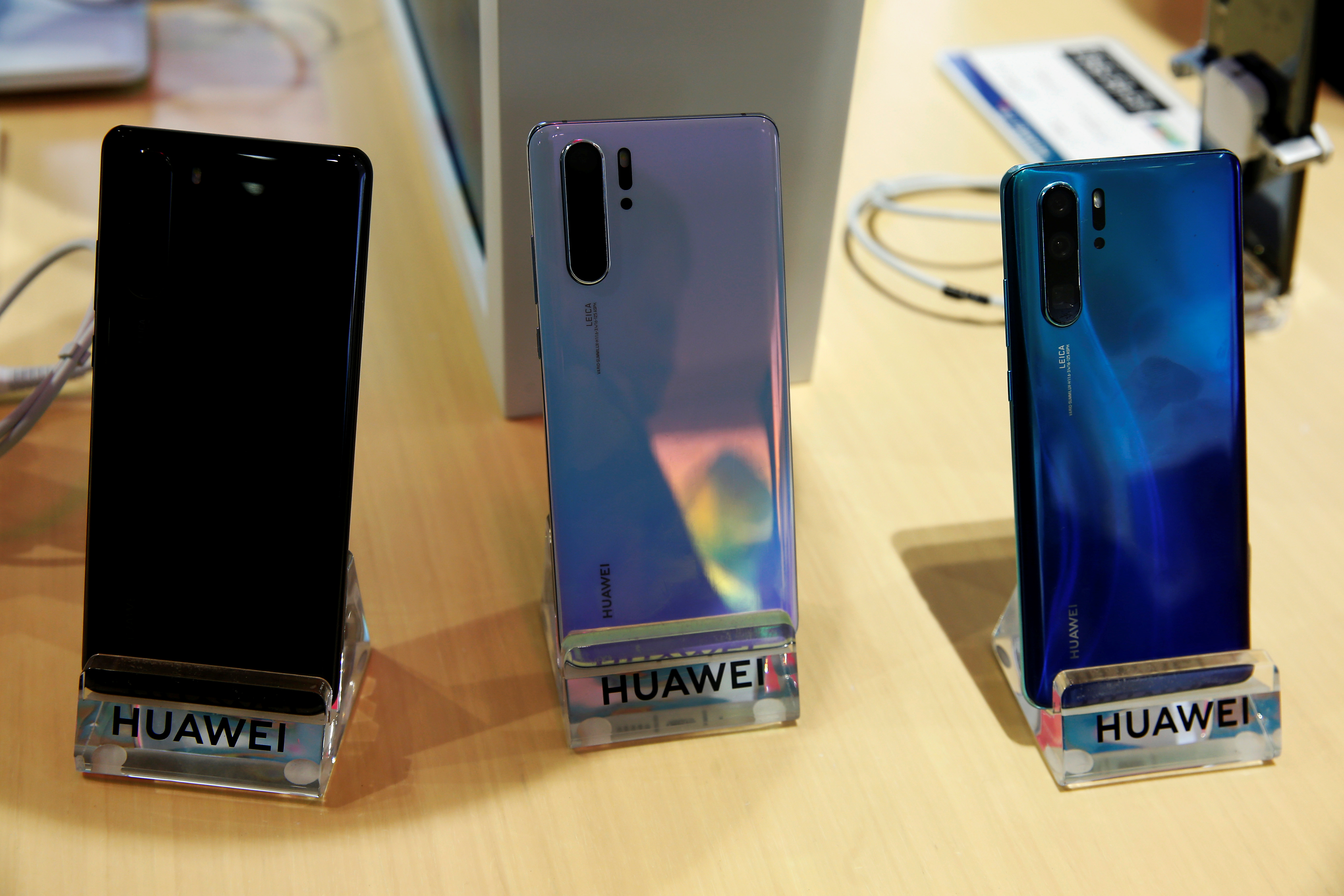 Les téléphones mobiles Huawei sont exposés dans leur magasin à Vina del Mar